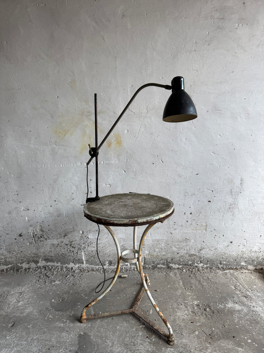 Vintage zwarte industriële lamp met schroefbevestiging