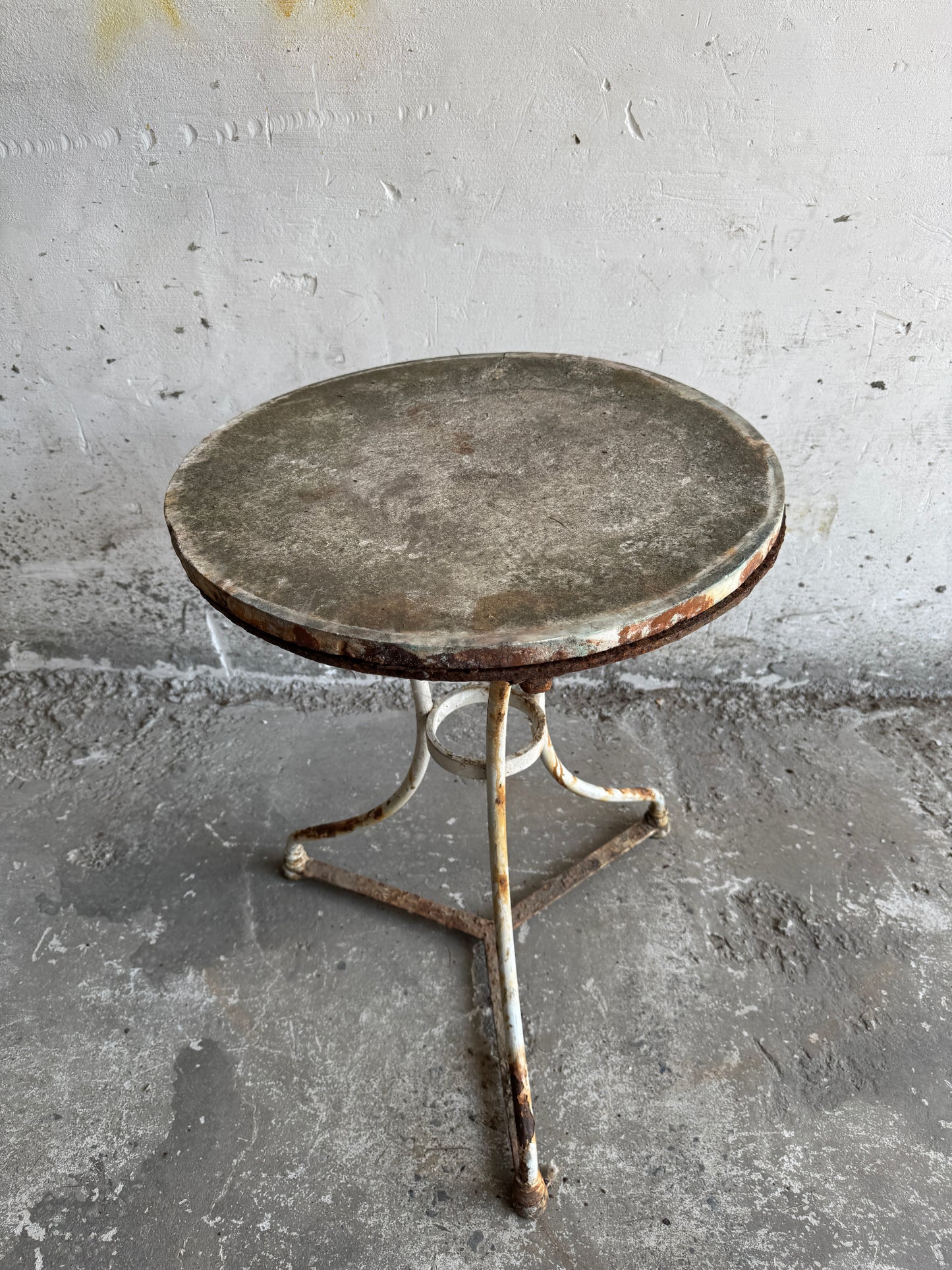 Table de bistrot vintage en fer avec plateau en pierre