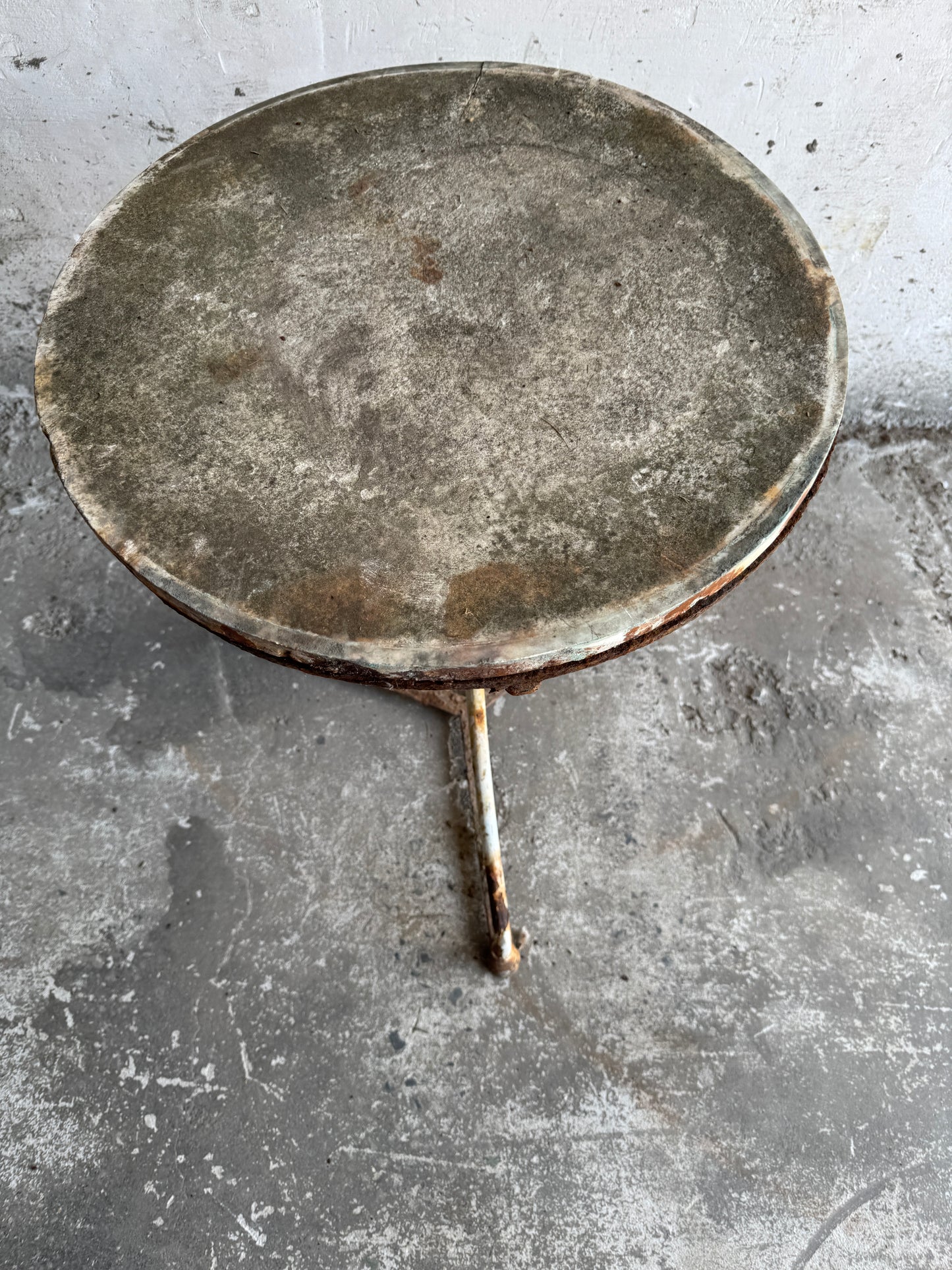 Table de bistrot vintage en fer avec plateau en pierre