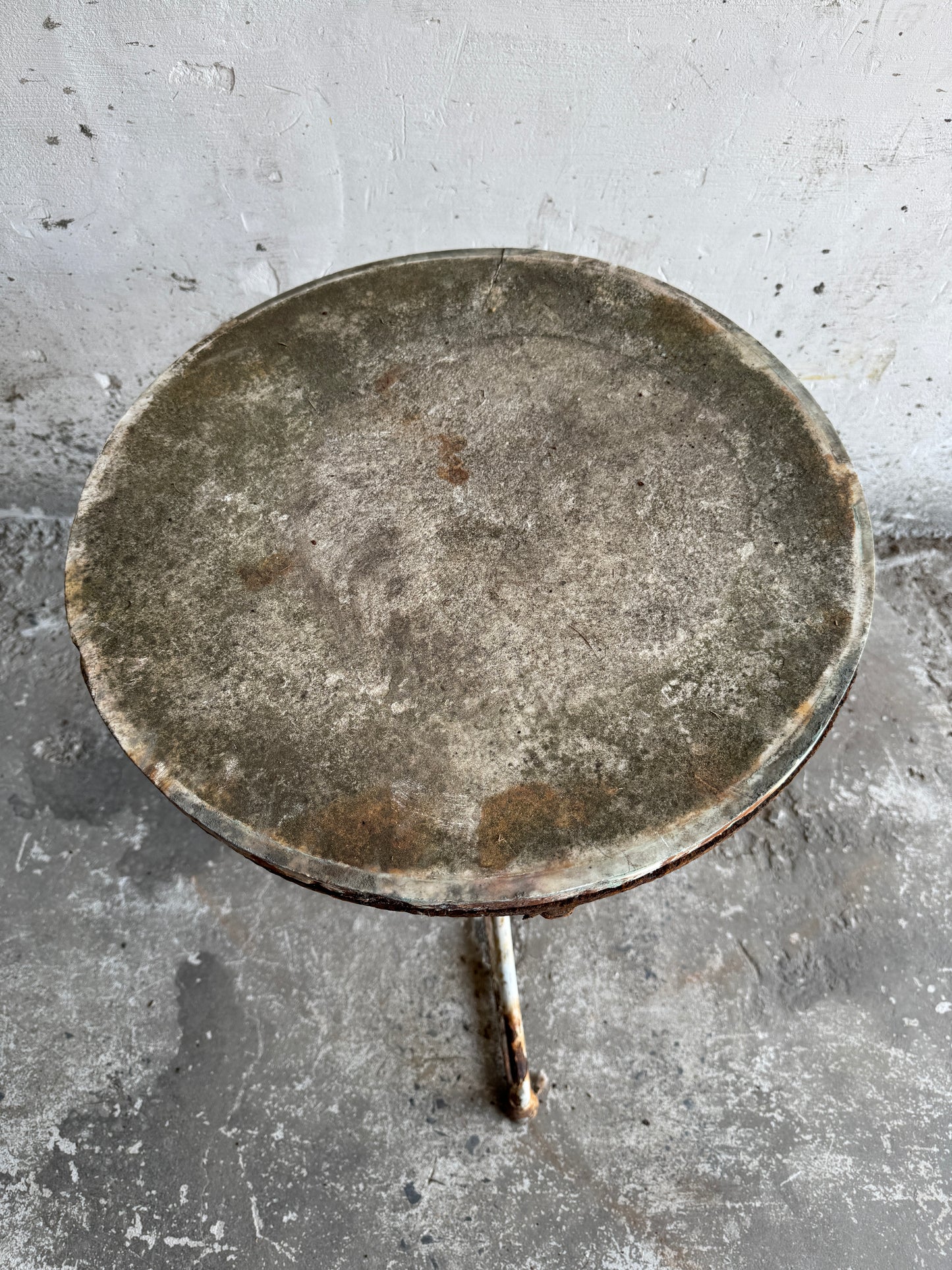 Table de bistrot vintage en fer avec plateau en pierre