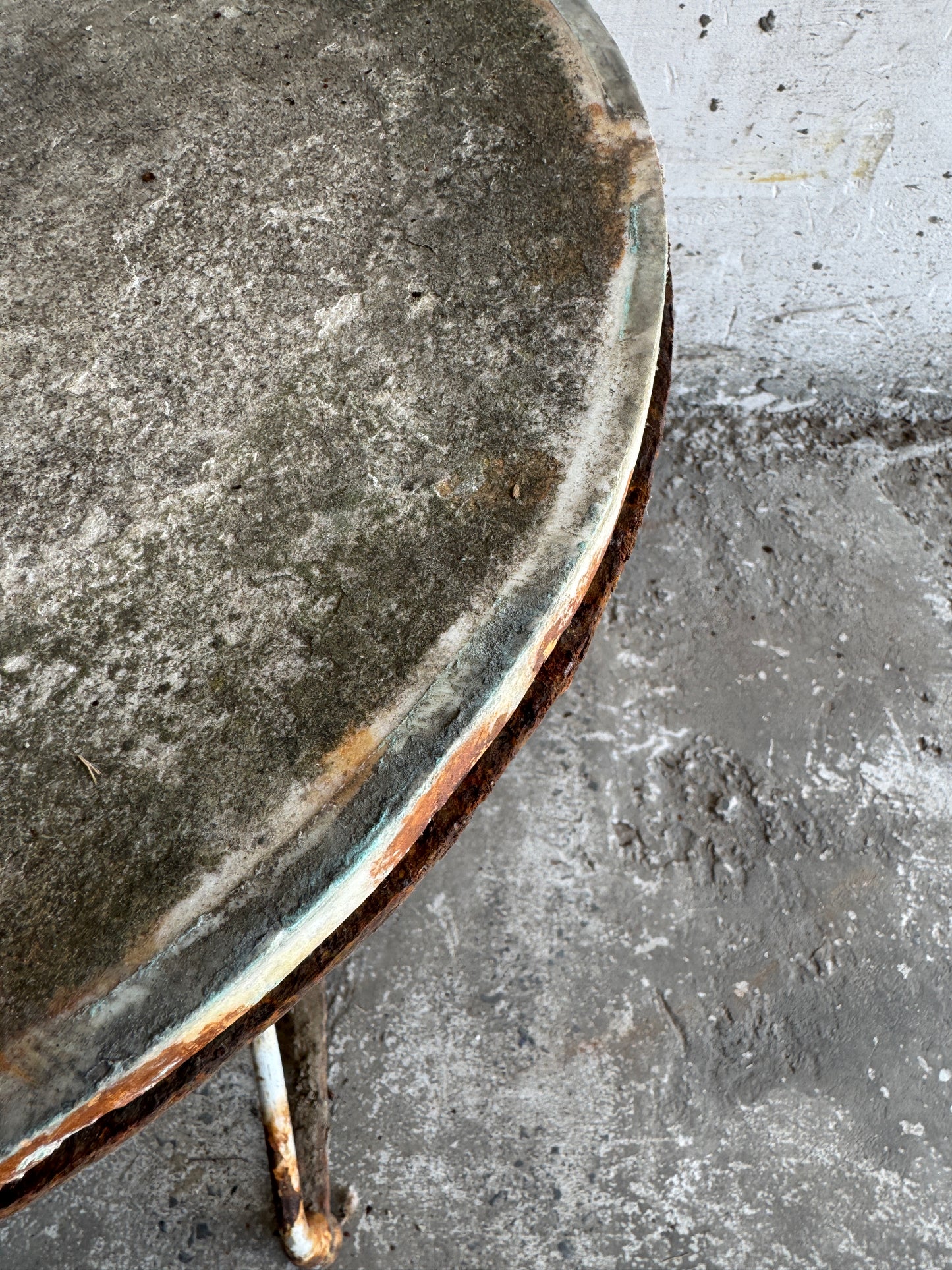 Table de bistrot vintage en fer avec plateau en pierre