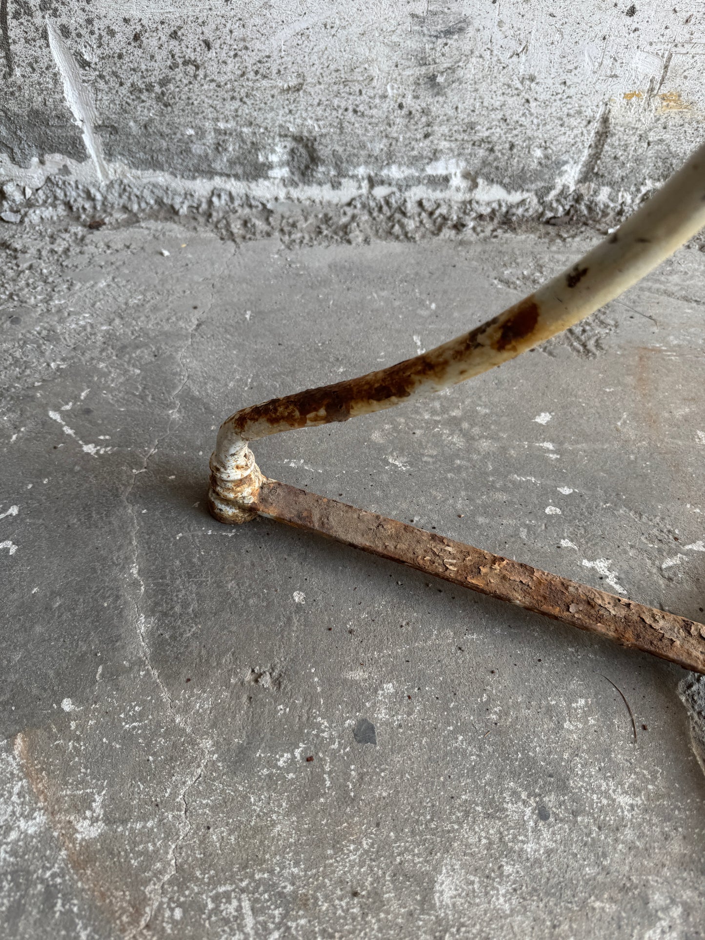 Table de bistrot vintage en fer avec plateau en pierre