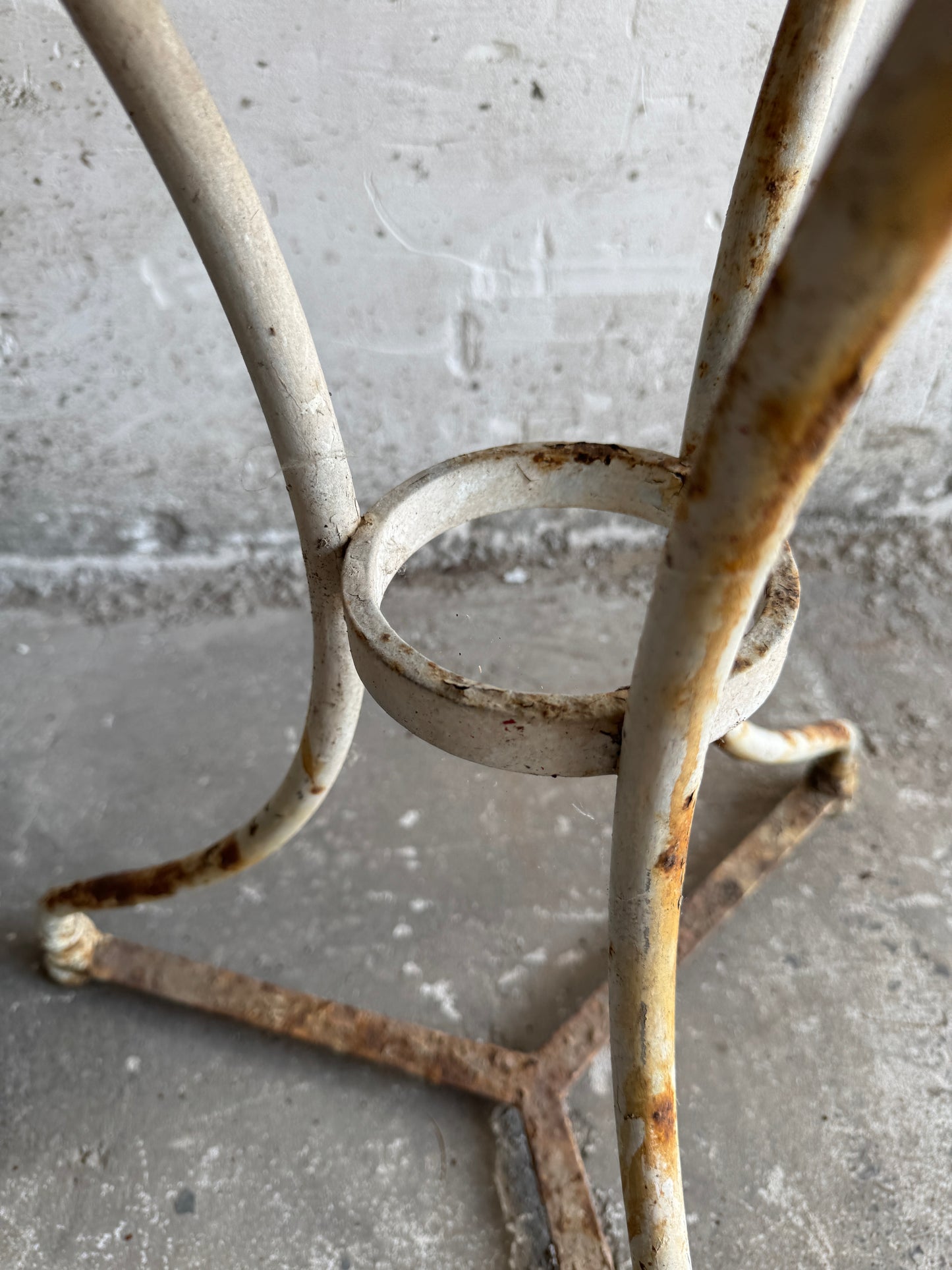 Table de bistrot vintage en fer avec plateau en pierre