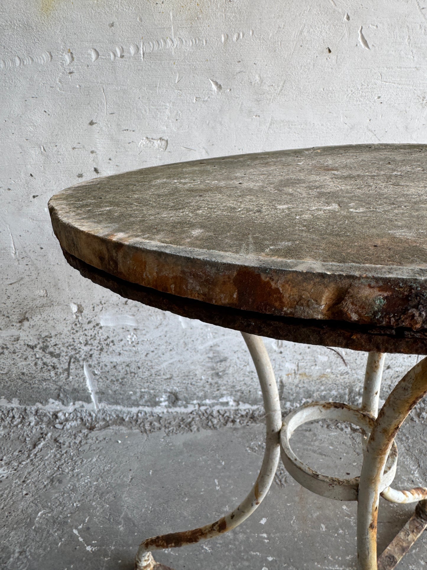 Table de bistrot vintage en fer avec plateau en pierre