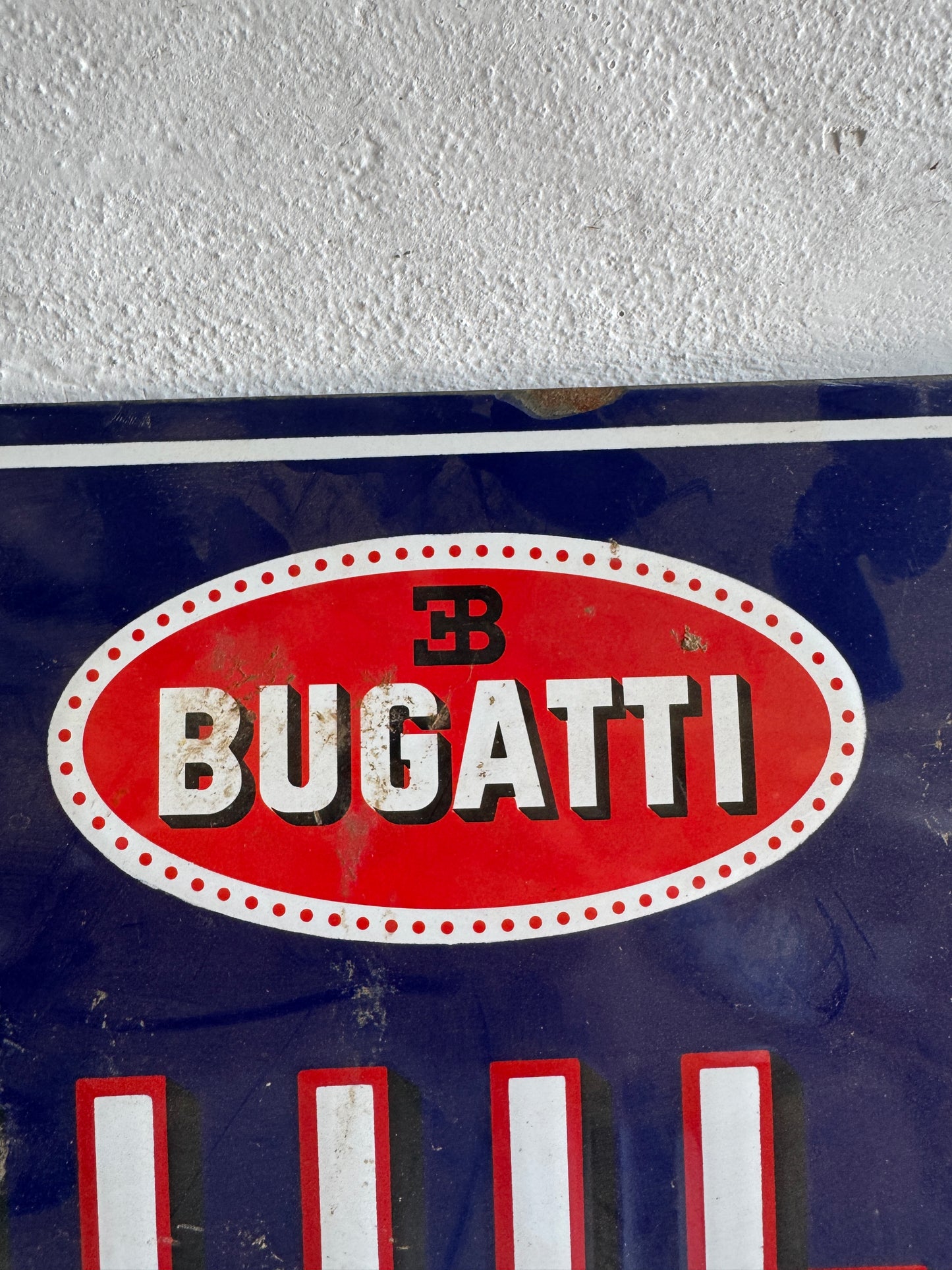 Plaque émaillée vintage « Huile Bugatti »
