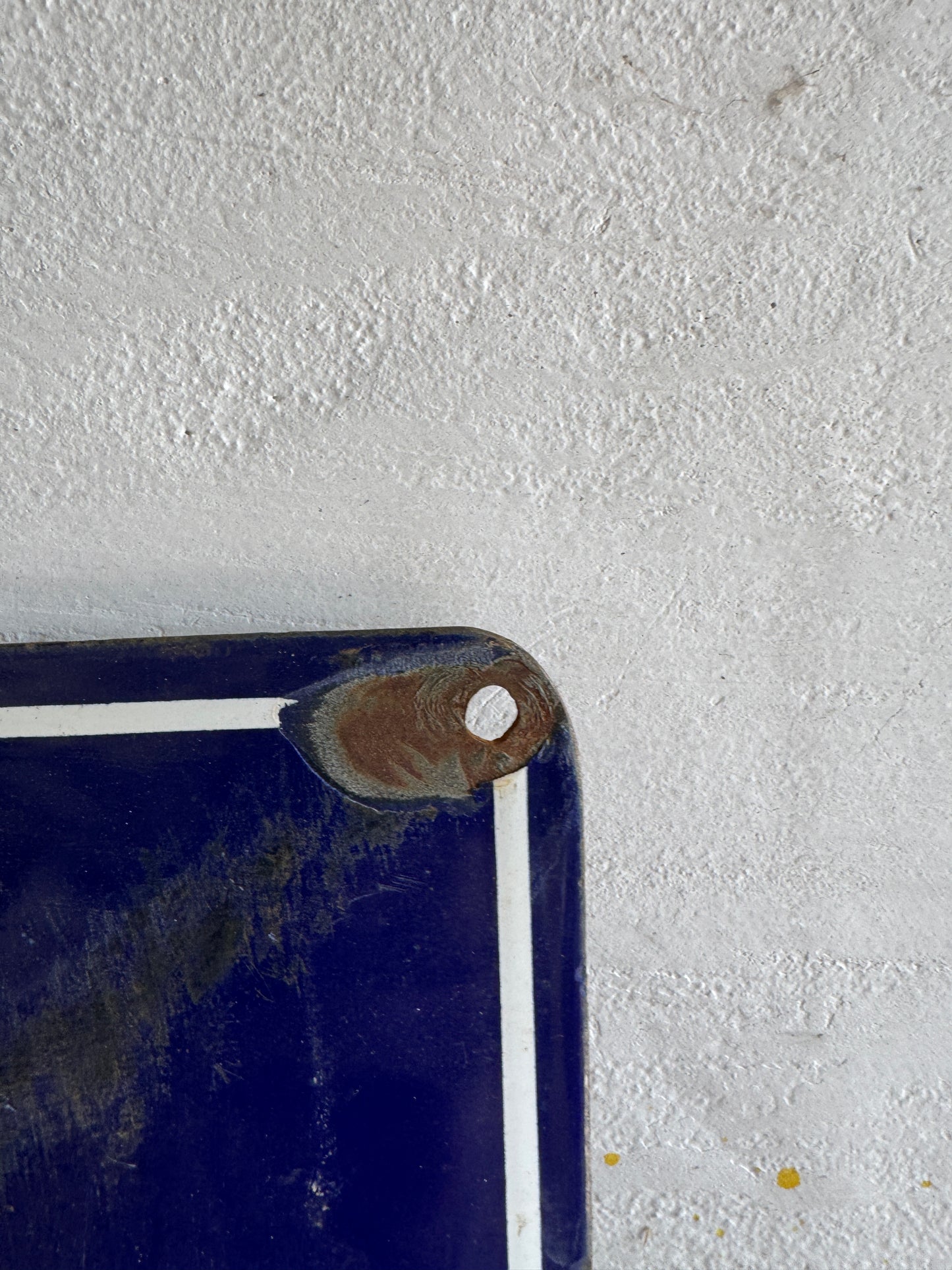 Plaque émaillée vintage « Huile Bugatti »