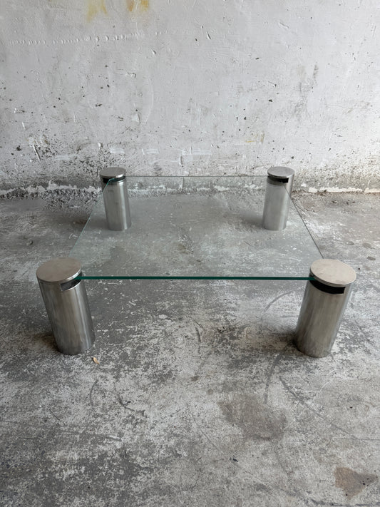 Modernistische vierkante salontafel met glazen blad en stalen cilinderpoten