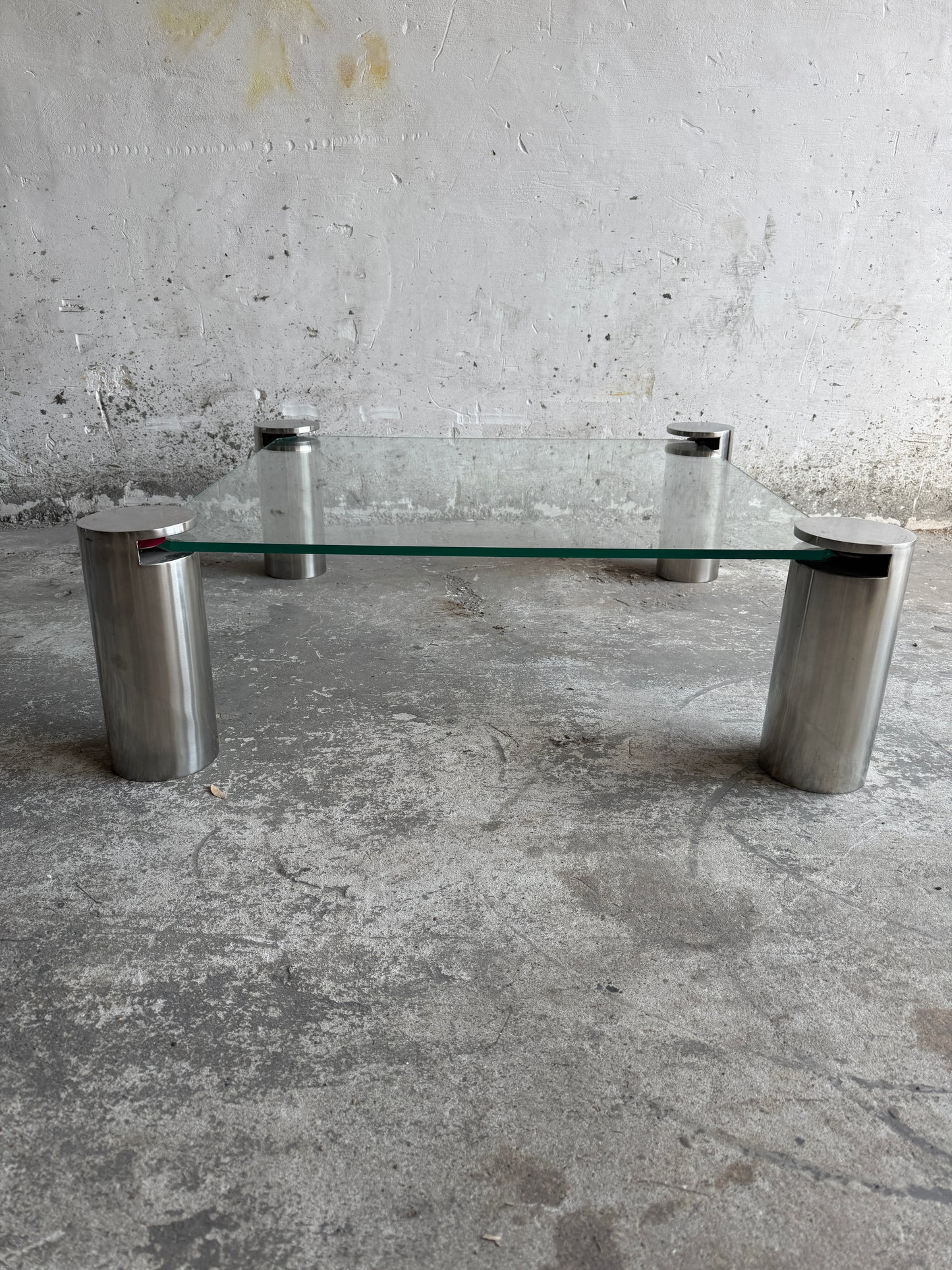 Modernistische vierkante salontafel met glazen blad en stalen cilinderpoten