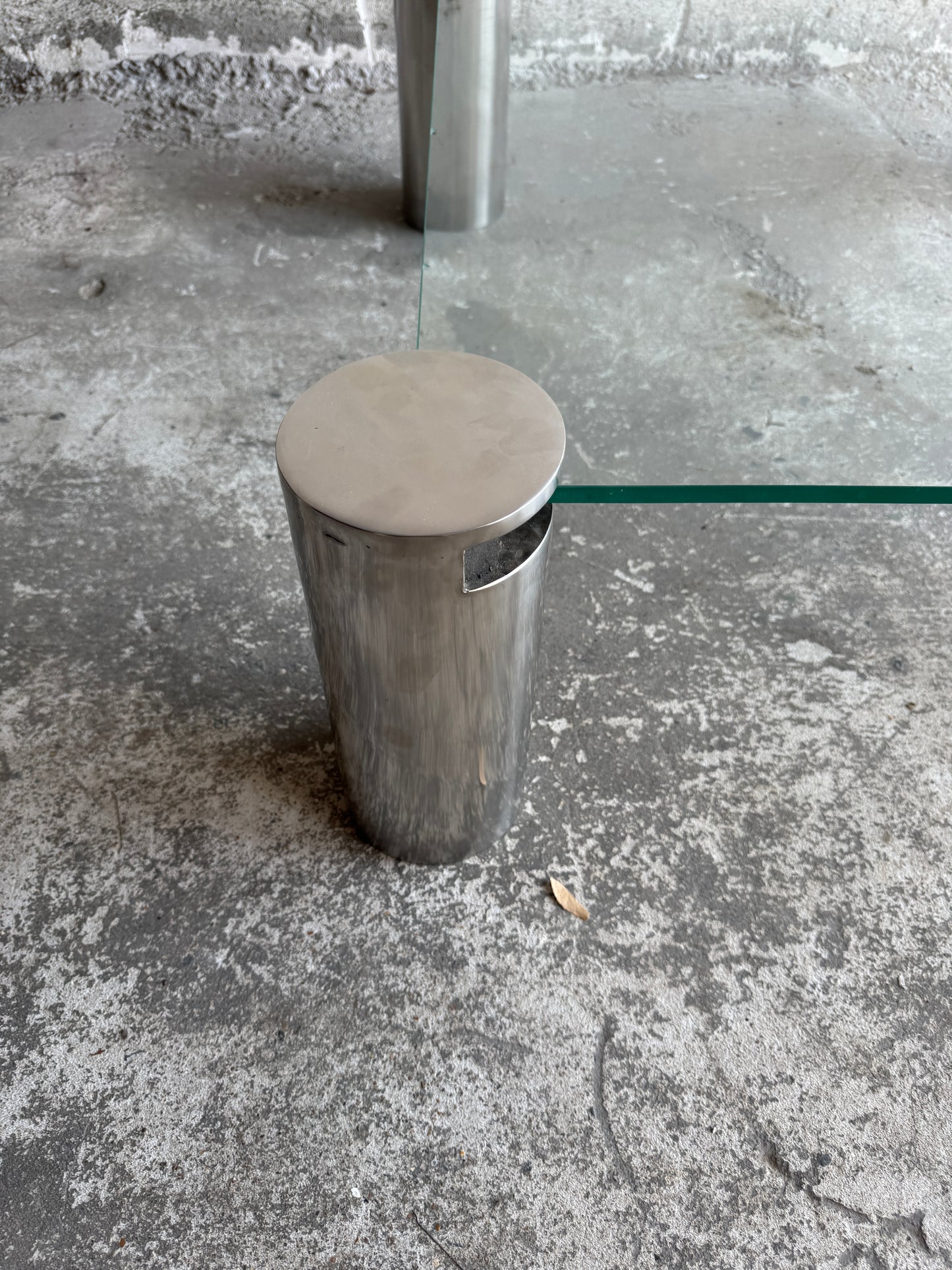 Modernistische vierkante salontafel met glazen blad en stalen cilinderpoten