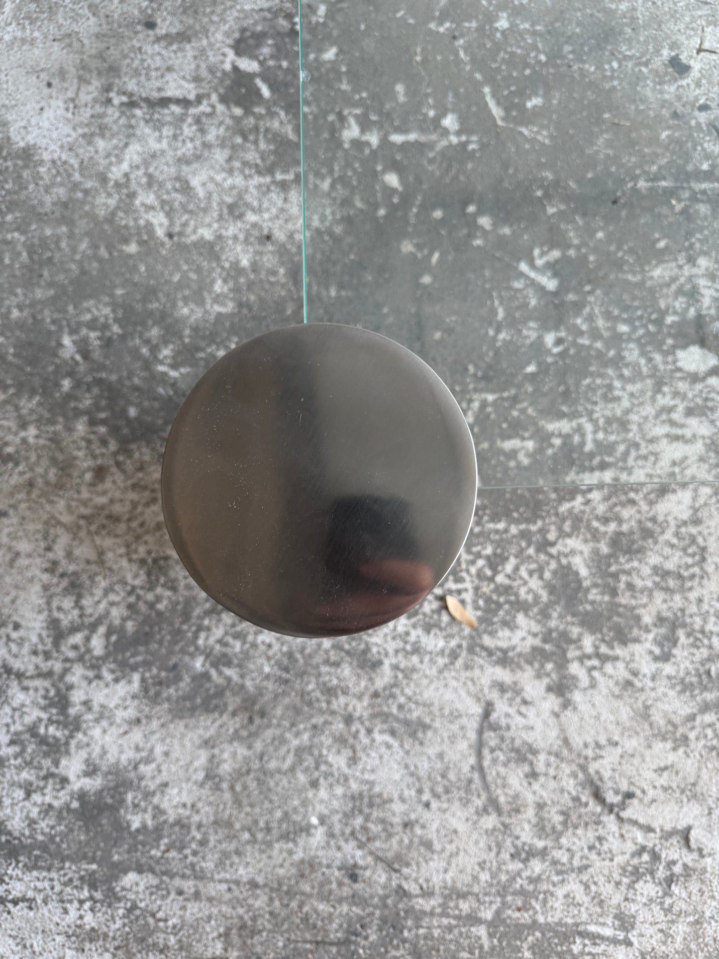 Modernistische vierkante salontafel met glazen blad en stalen cilinderpoten