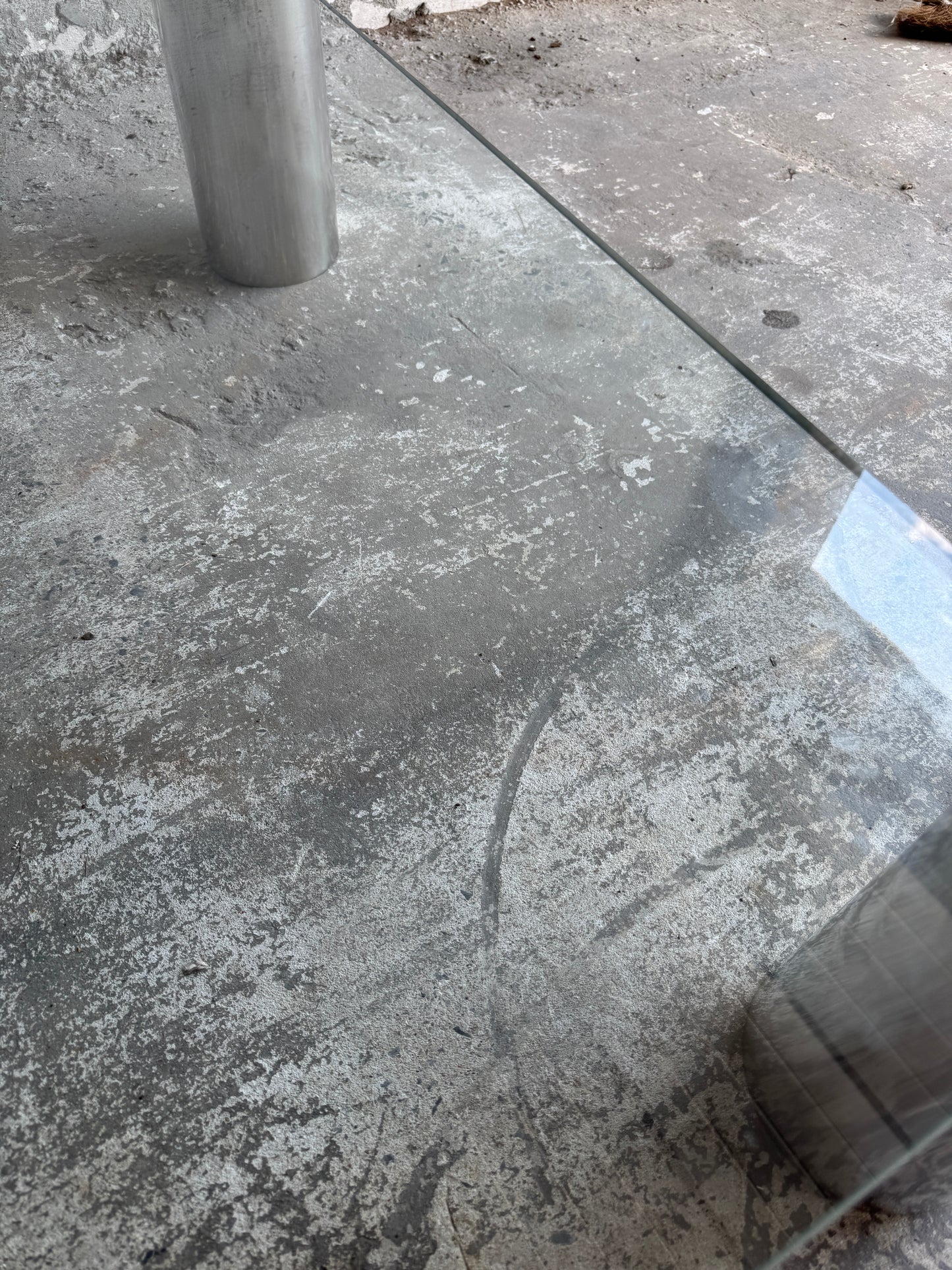 Modernistische vierkante salontafel met glazen blad en stalen cilinderpoten