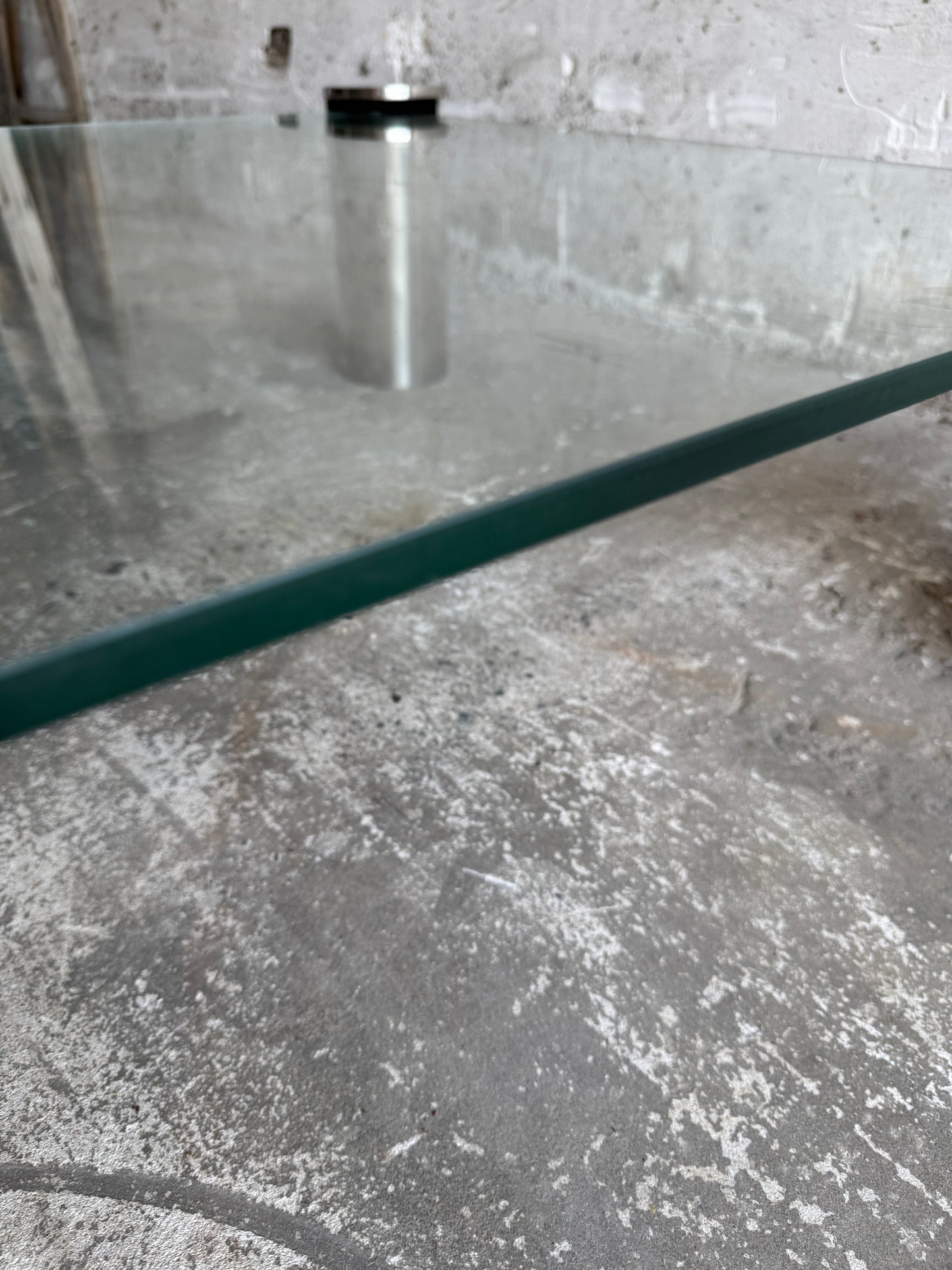 Modernistische vierkante salontafel met glazen blad en stalen cilinderpoten