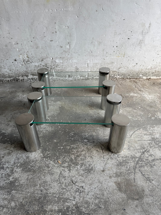 Paar modernistische salontafels met cilindrische stalen poten