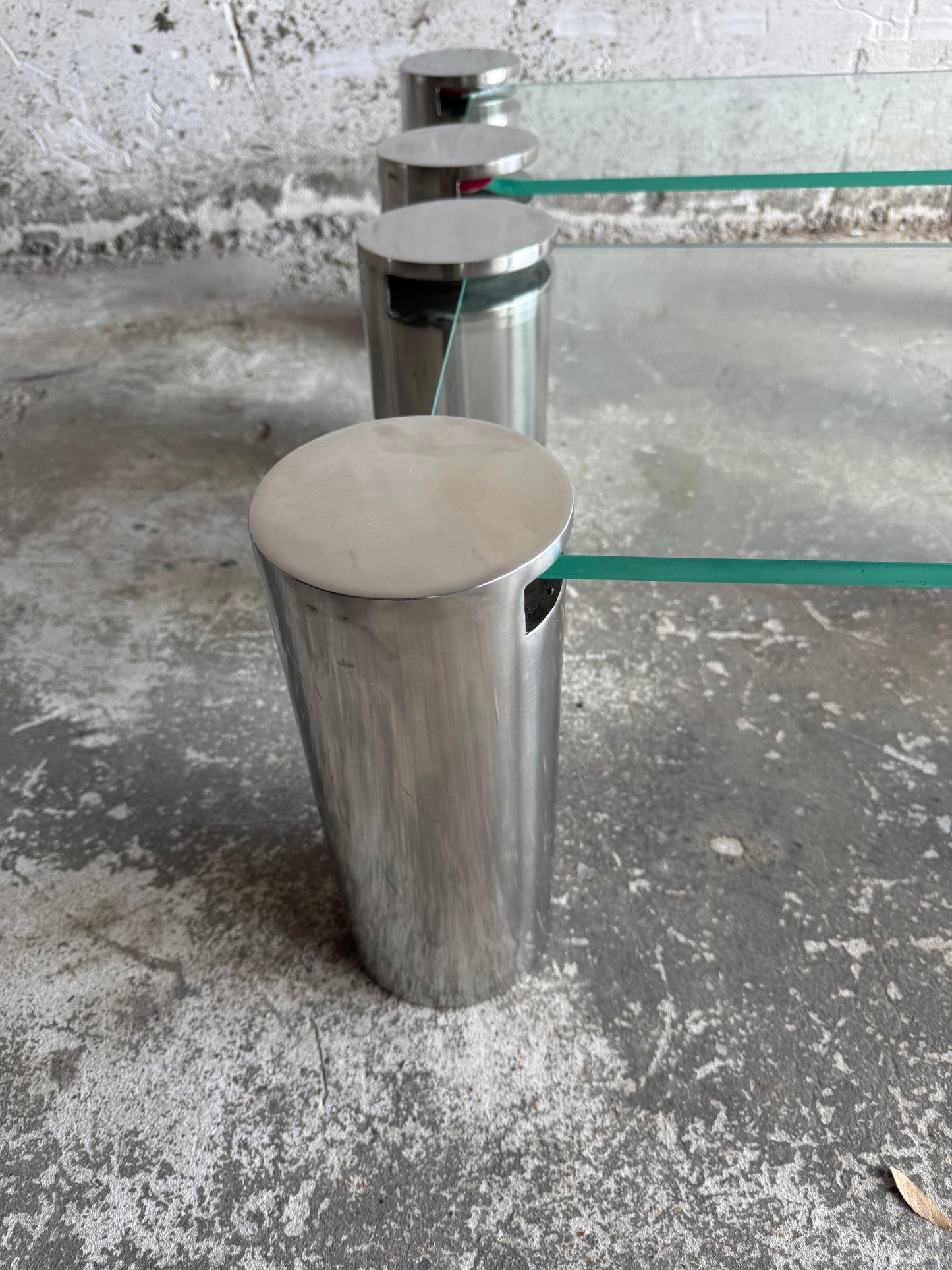 Paar modernistische salontafels met cilindrische stalen poten