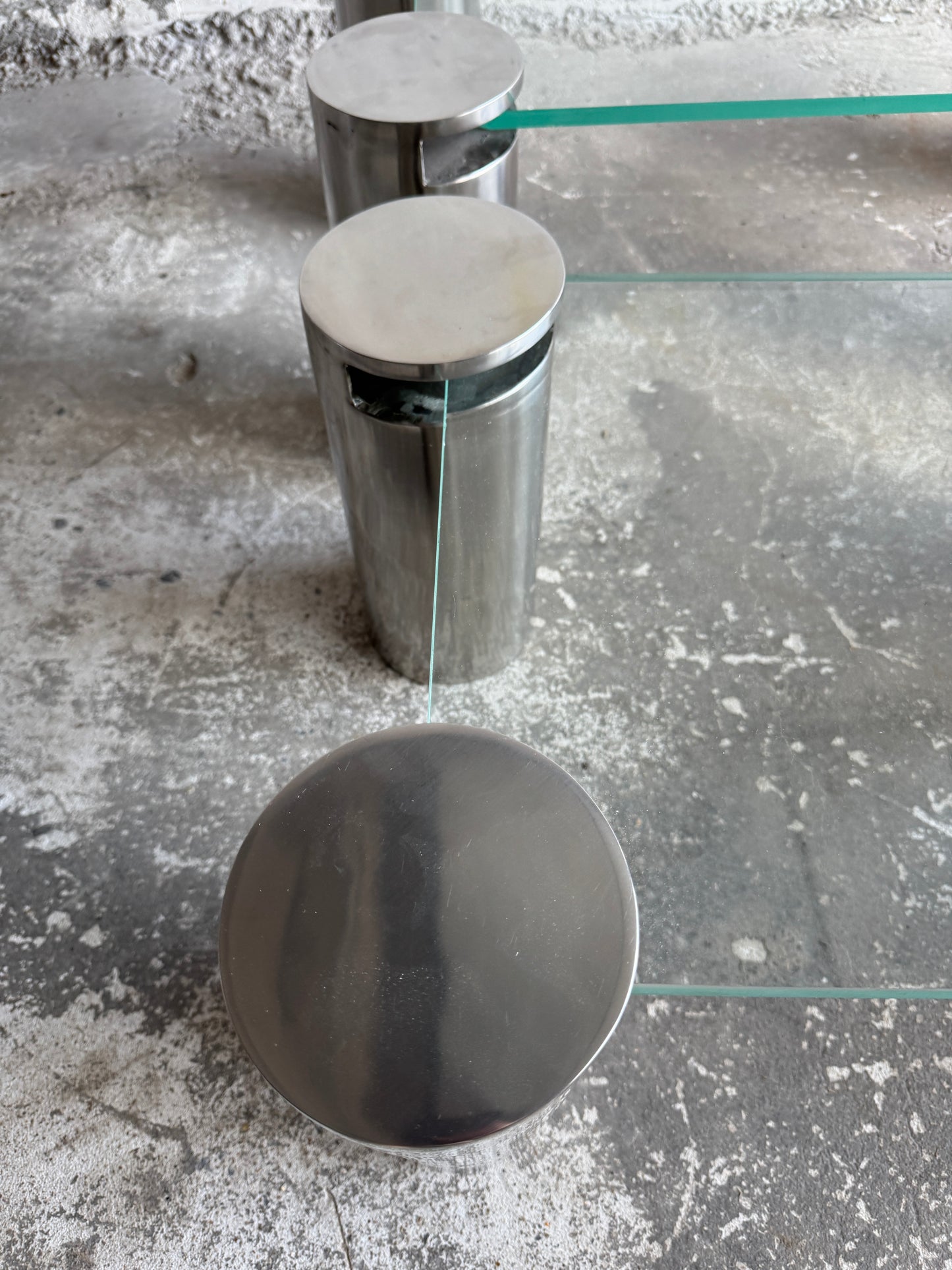 Paar modernistische salontafels met cilindrische stalen poten