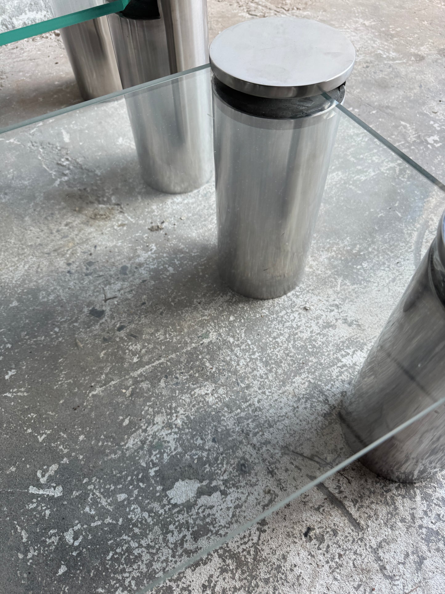 Paar modernistische salontafels met cilindrische stalen poten