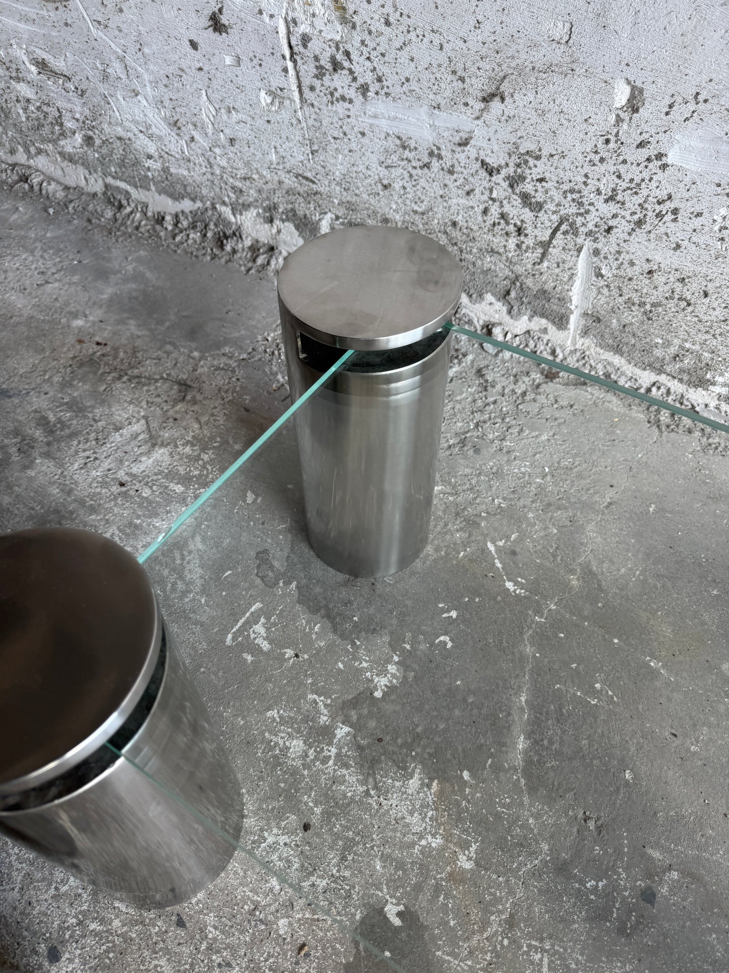 Paar modernistische salontafels met cilindrische stalen poten