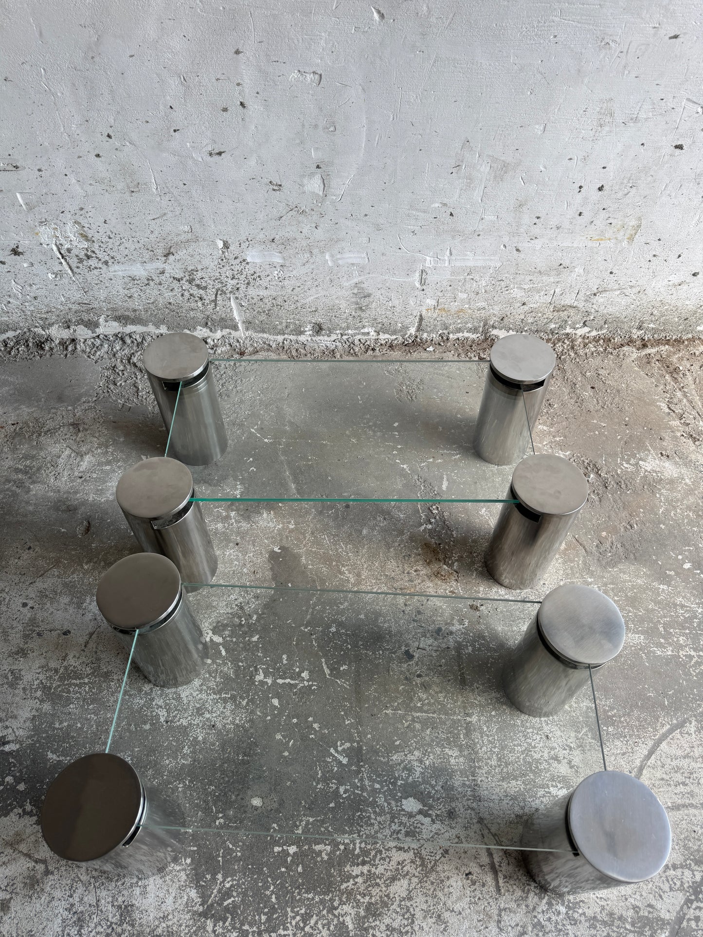 Paar modernistische salontafels met cilindrische stalen poten