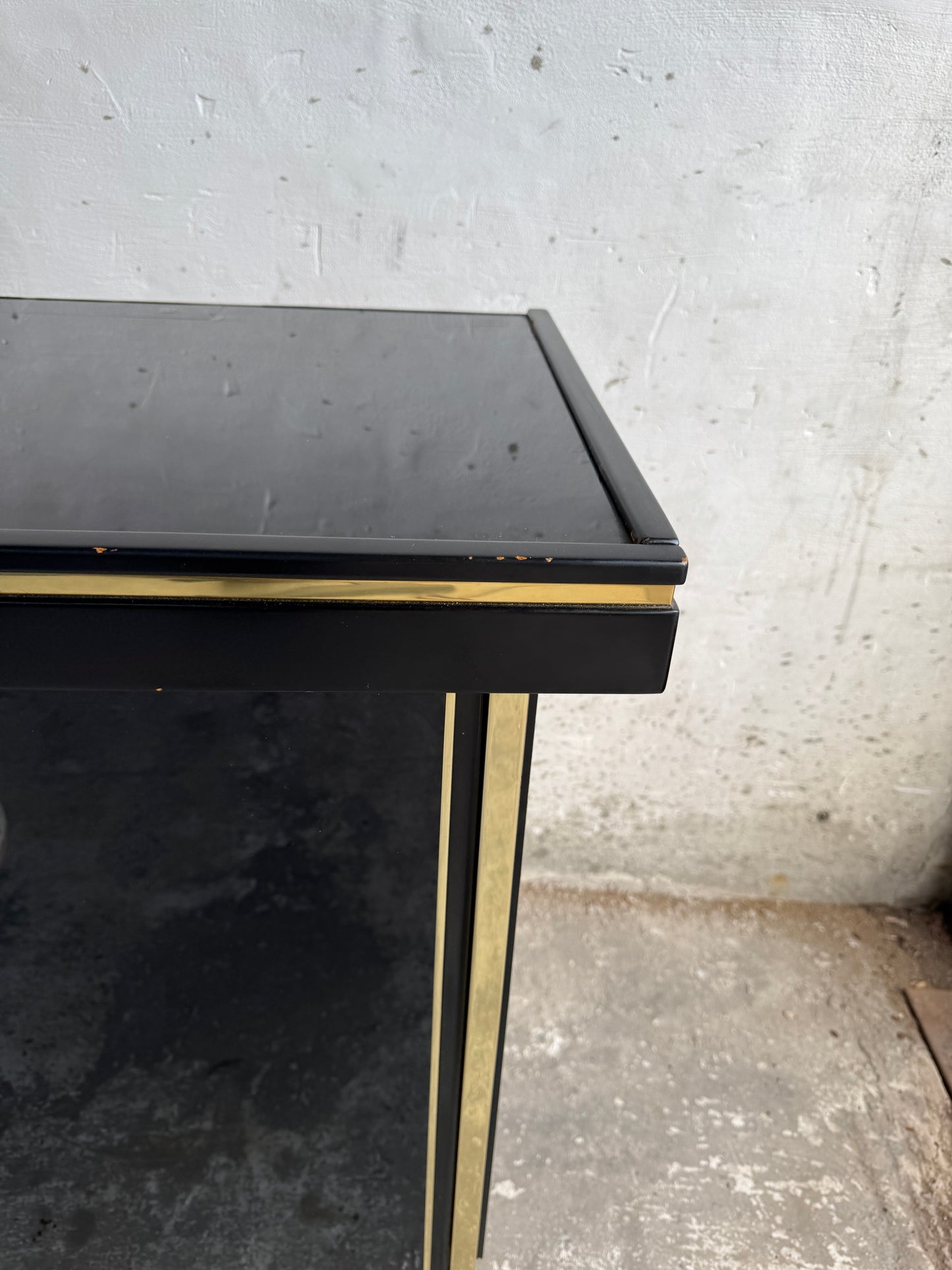 Zwarte lak en messing kast in de stijl van Mahey