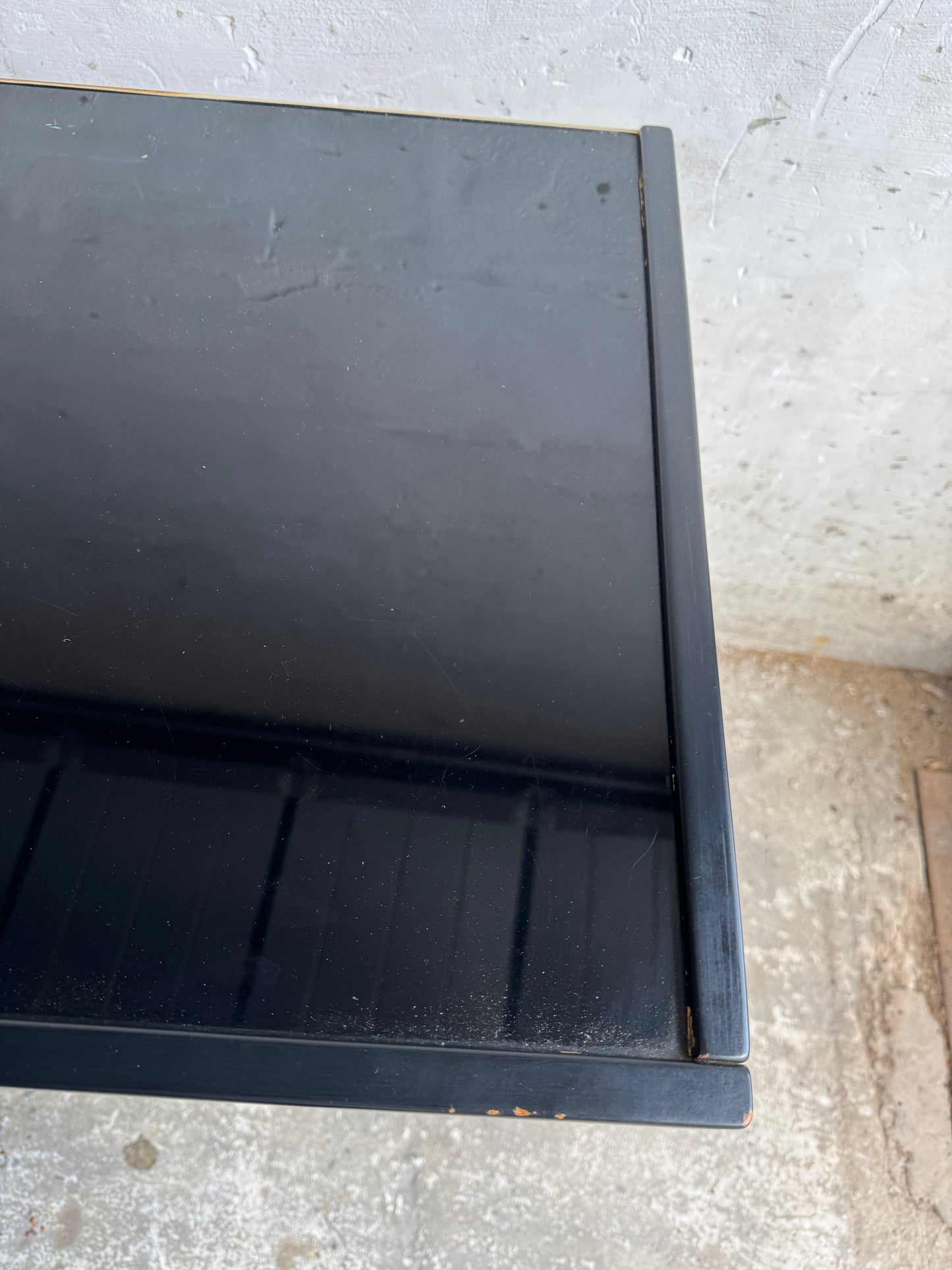 Zwarte lak en messing kast in de stijl van Mahey