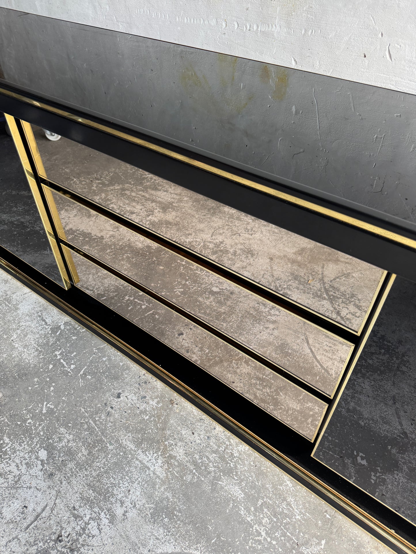 Zwarte lak en messing kast in de stijl van Mahey