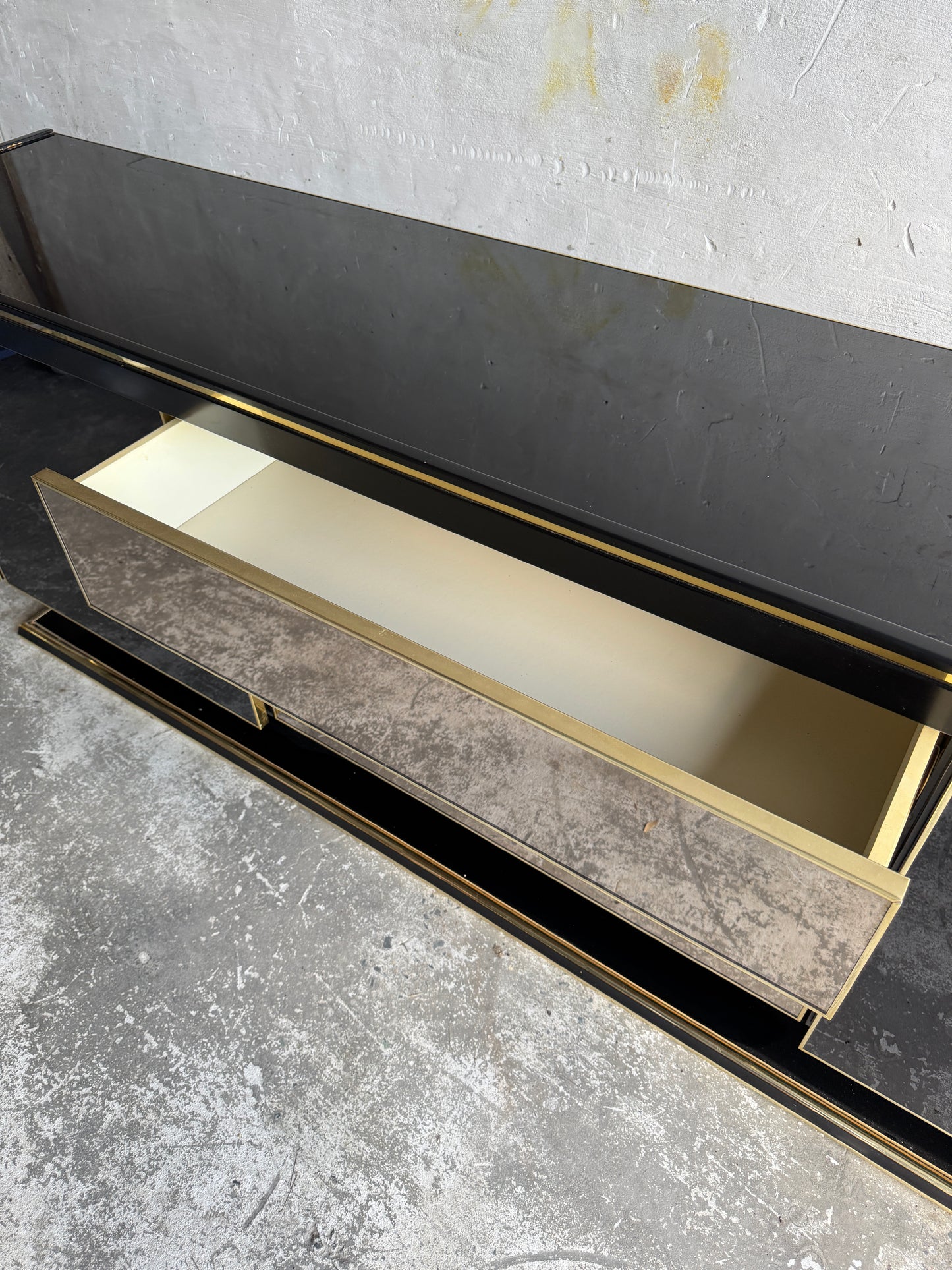 Zwarte lak en messing kast in de stijl van Mahey