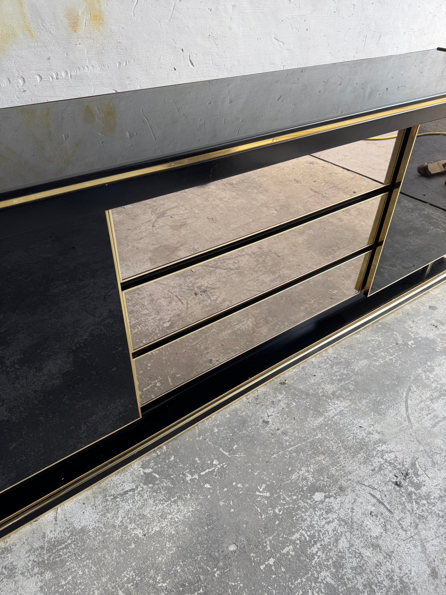 Zwarte lak en messing kast in de stijl van Mahey