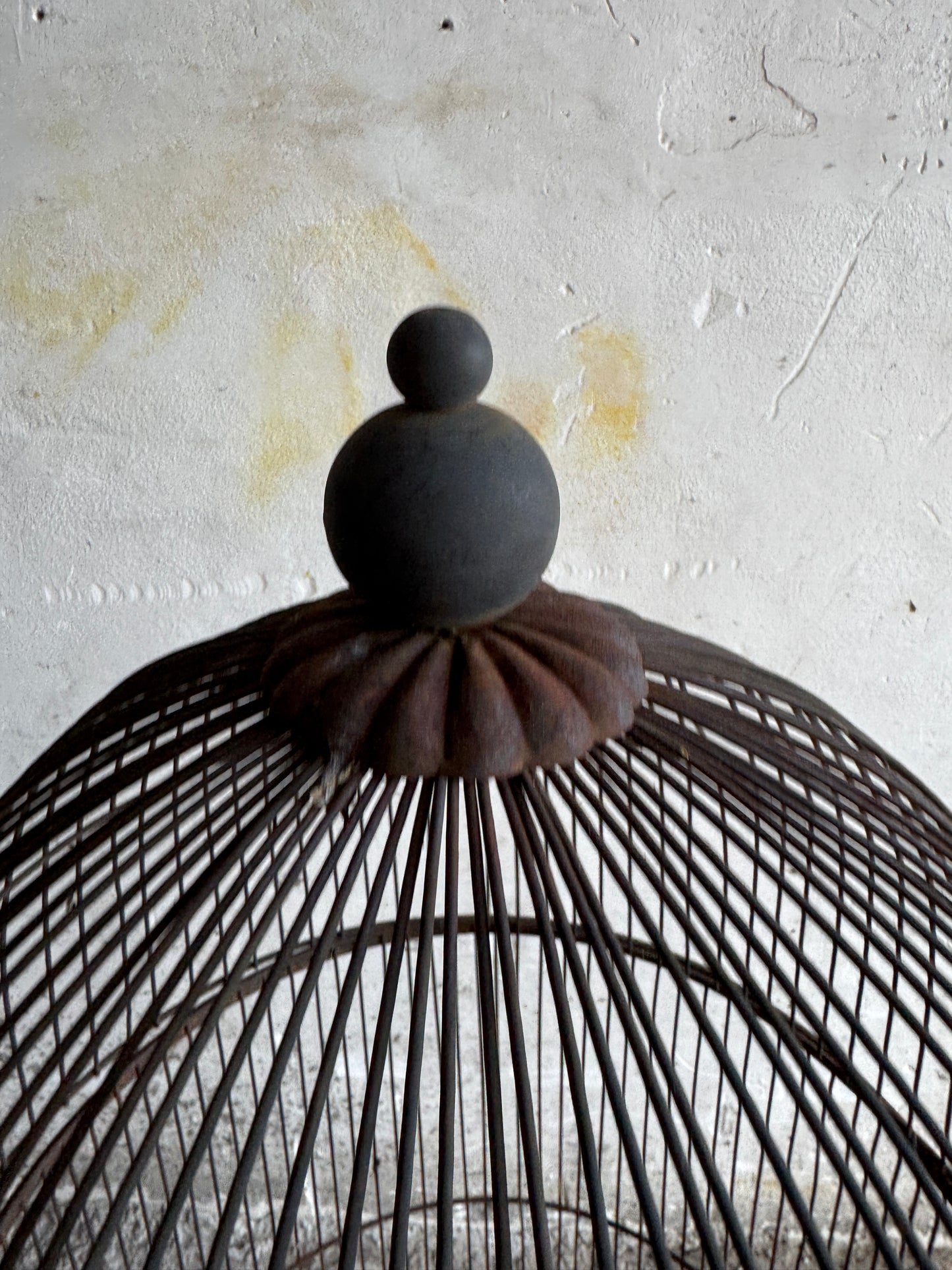 Grande cage à oiseaux vintage en fer avec dessus en forme de dôme
