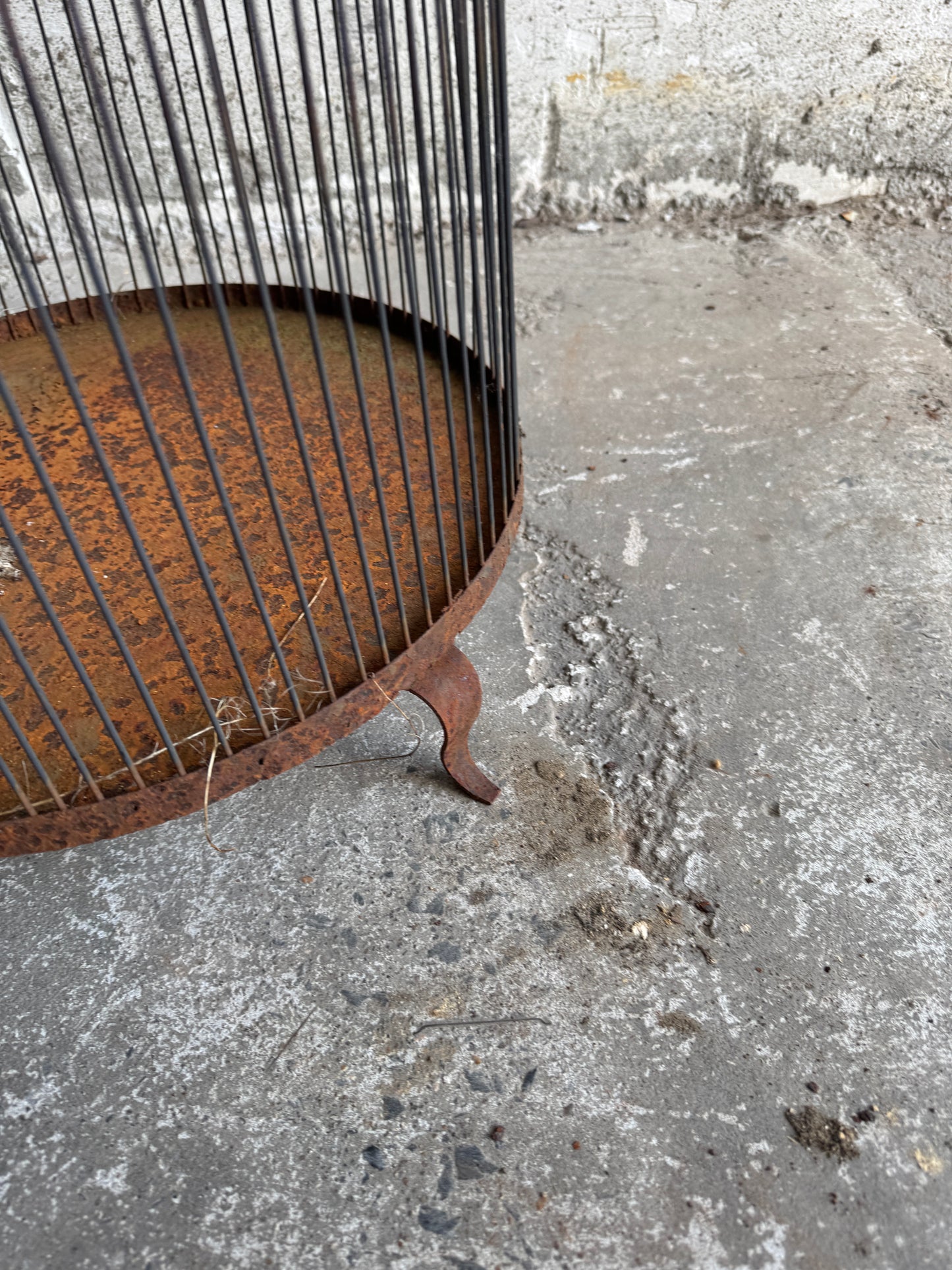 Grande cage à oiseaux vintage en fer avec dessus en forme de dôme