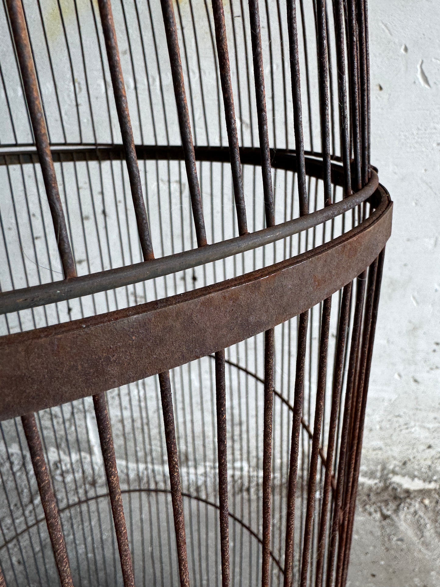 Grande cage à oiseaux vintage en fer avec dessus en forme de dôme