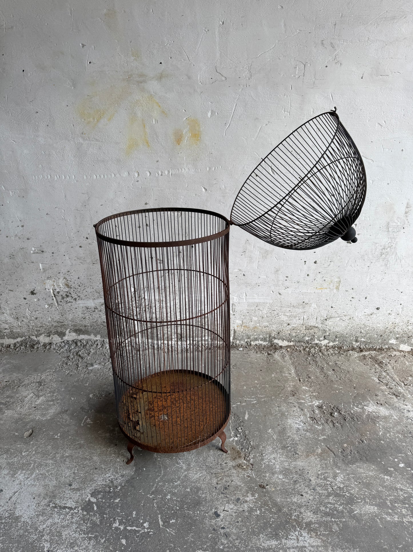 Grande cage à oiseaux vintage en fer avec dessus en forme de dôme