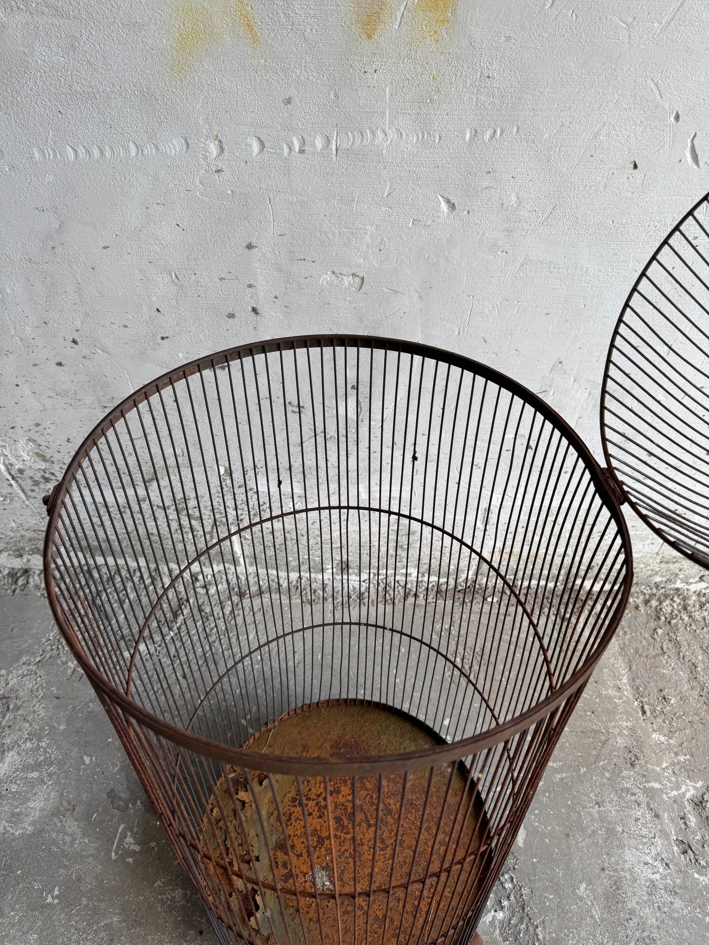 Grande cage à oiseaux vintage en fer avec dessus en forme de dôme