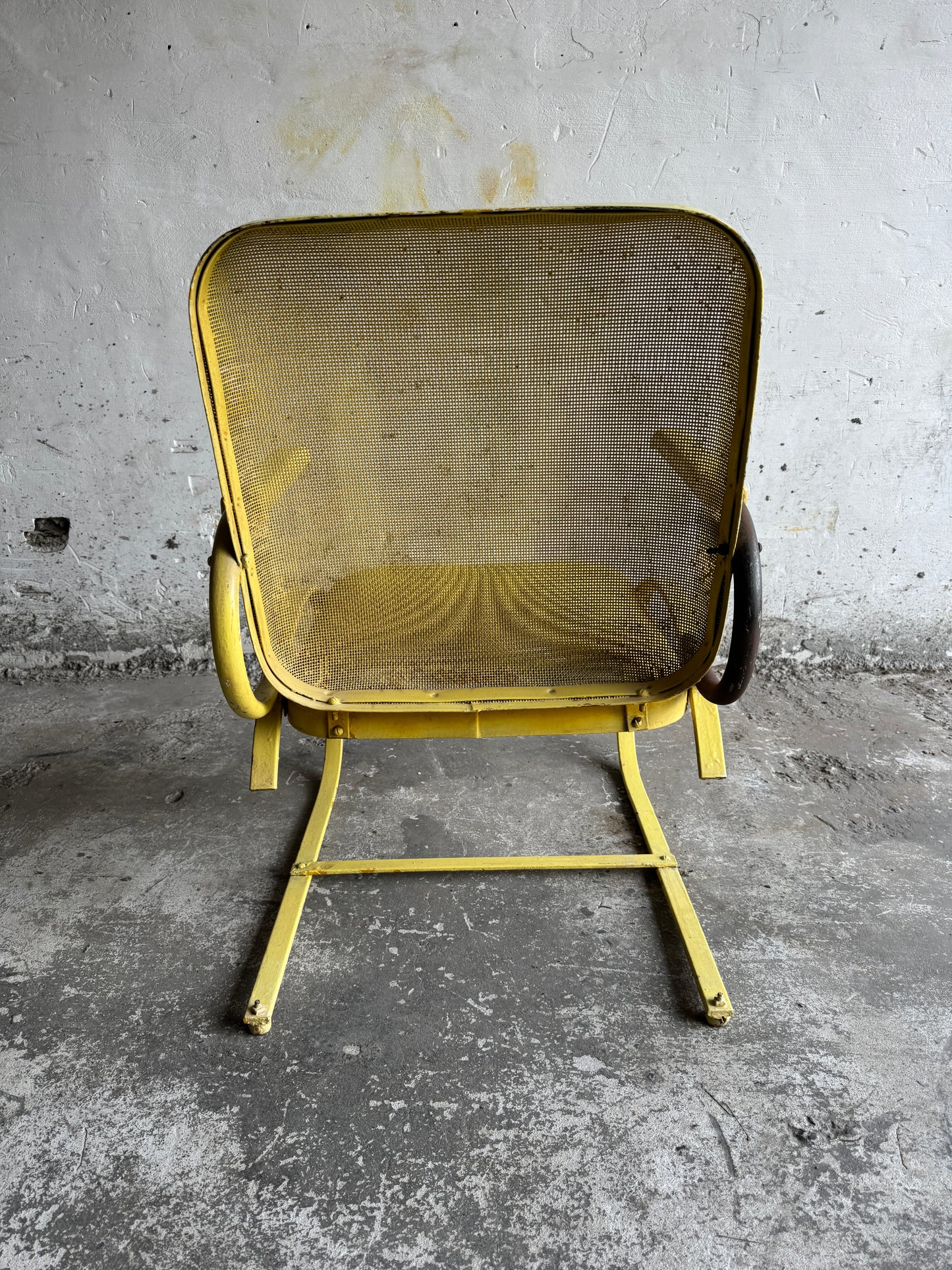 Set van 2 metalen ‘bouncy’ patio stoelen (1950s)