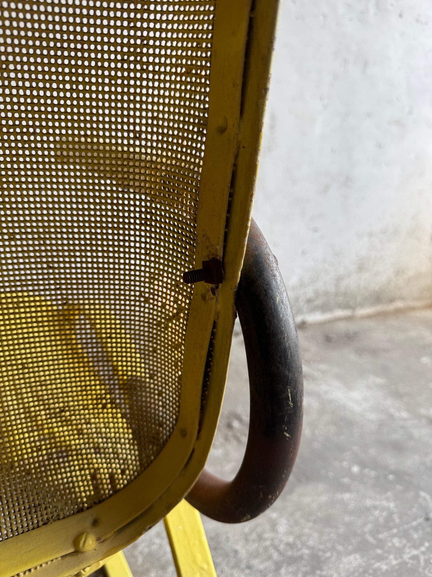 Set van 2 metalen ‘bouncy’ patio stoelen (1950s)
