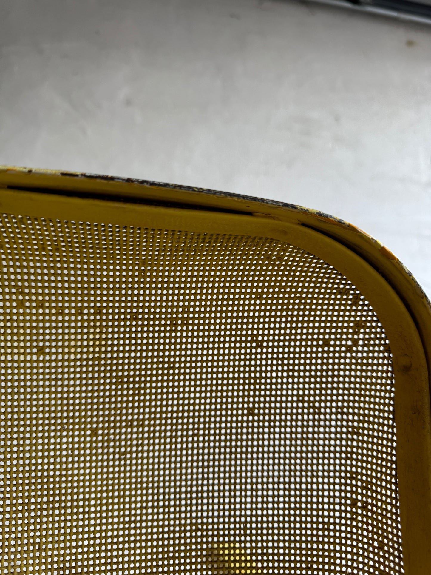 Set van 2 metalen ‘bouncy’ patio stoelen (1950s)