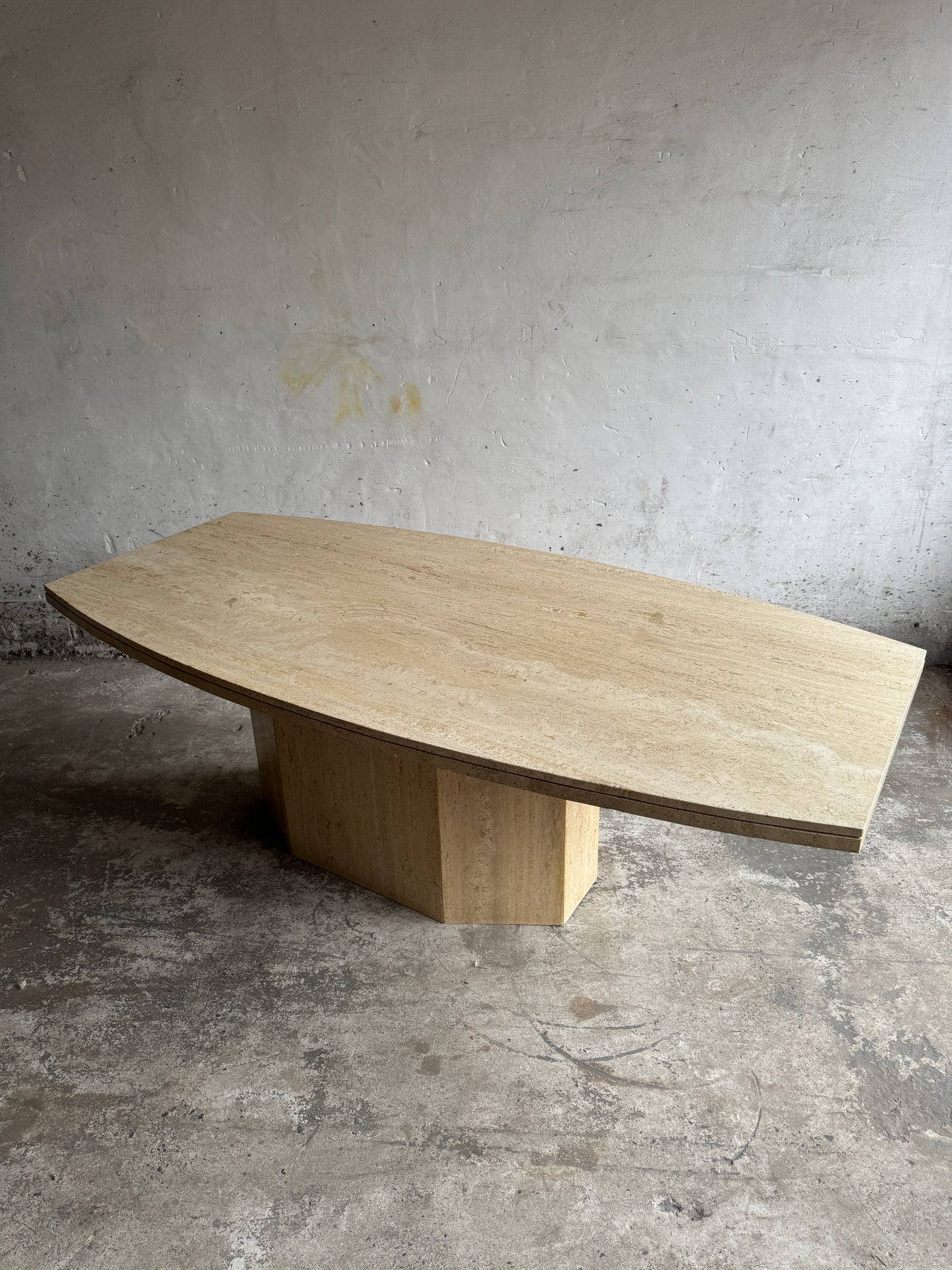 Sculpturale Travertijn Eettafel – Brutalistisch Design uit de Jaren 70