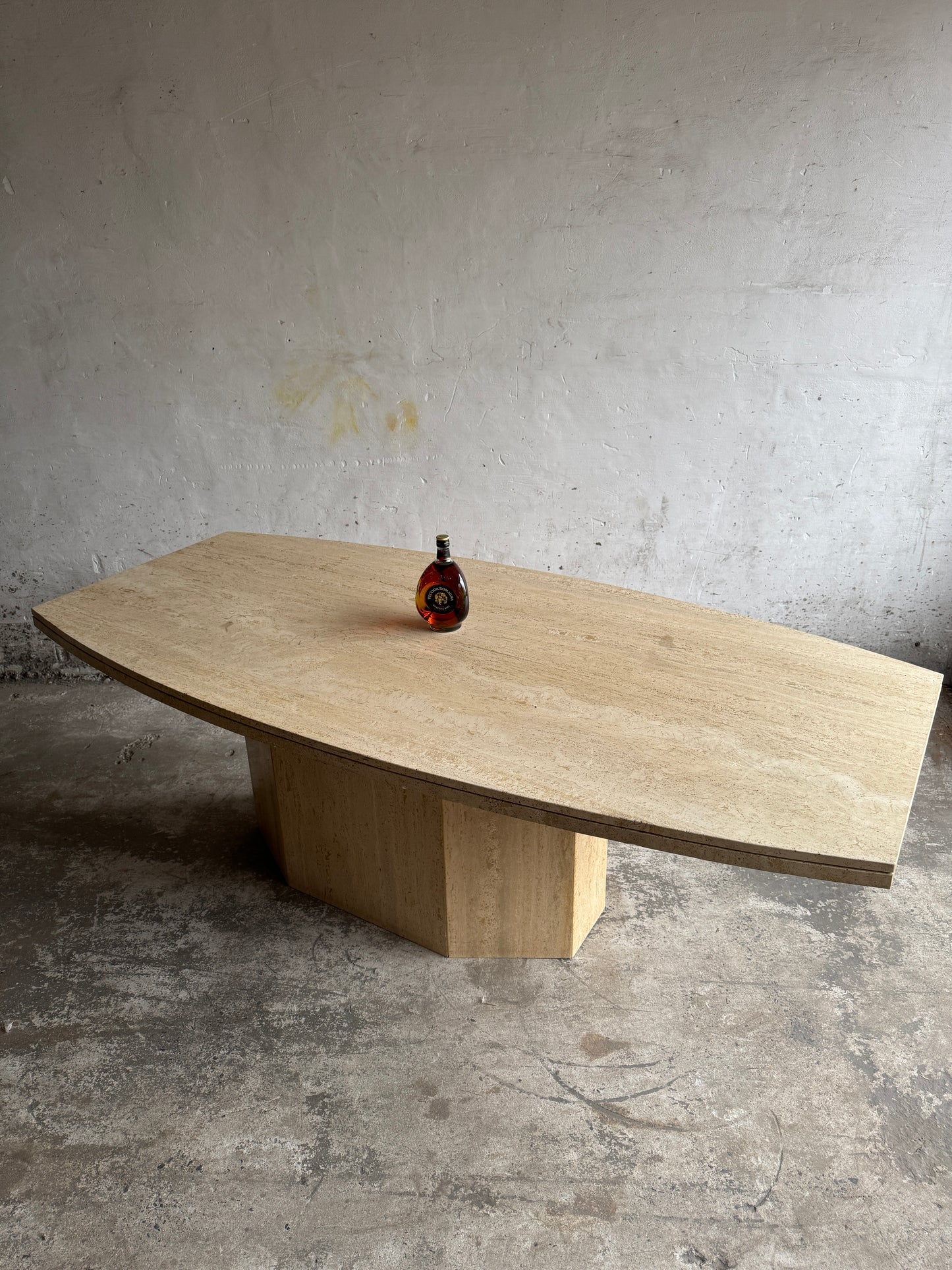 Sculpturale Travertijn Eettafel – Brutalistisch Design uit de Jaren 70