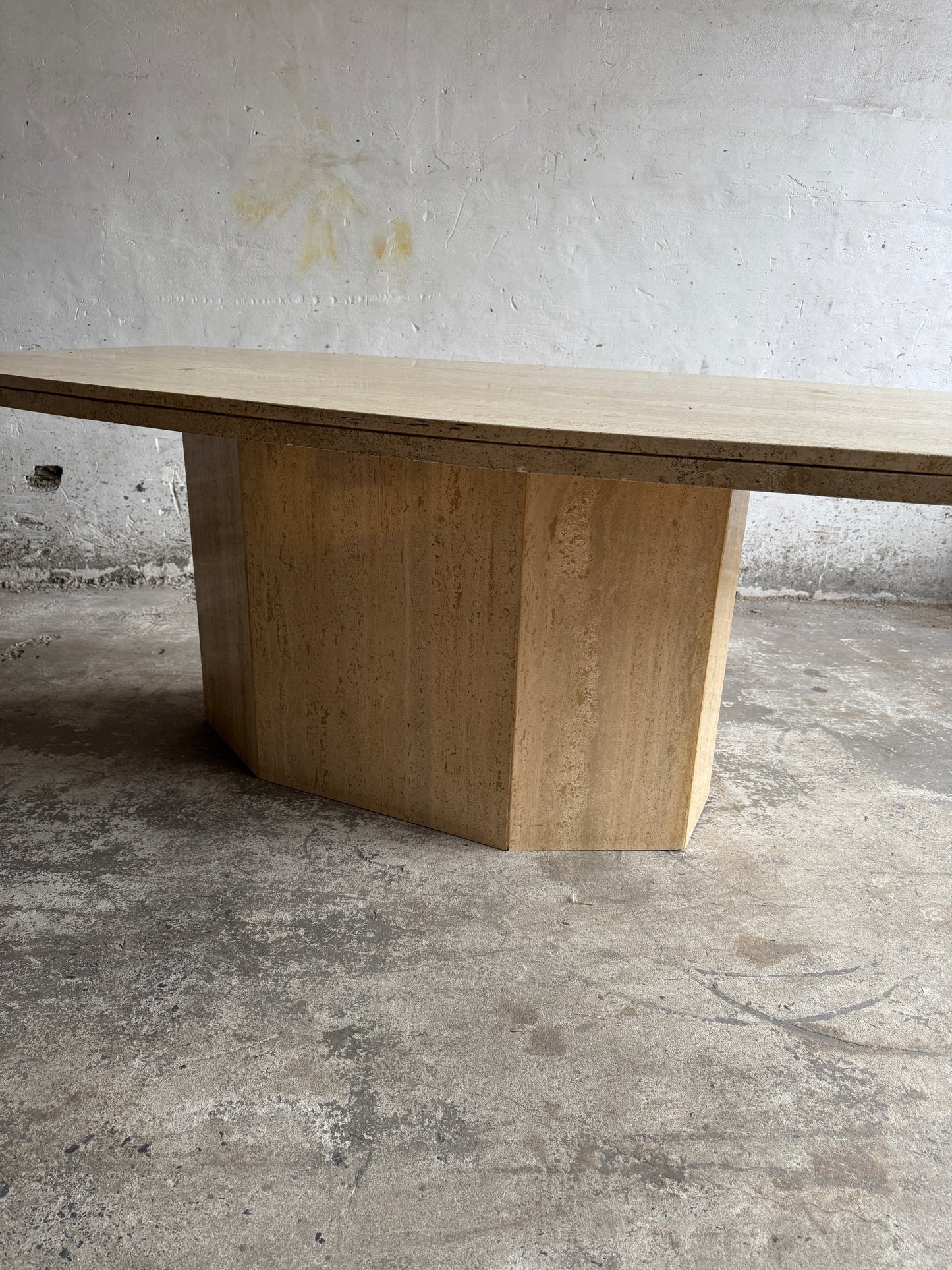 Sculpturale Travertijn Eettafel – Brutalistisch Design uit de Jaren 70