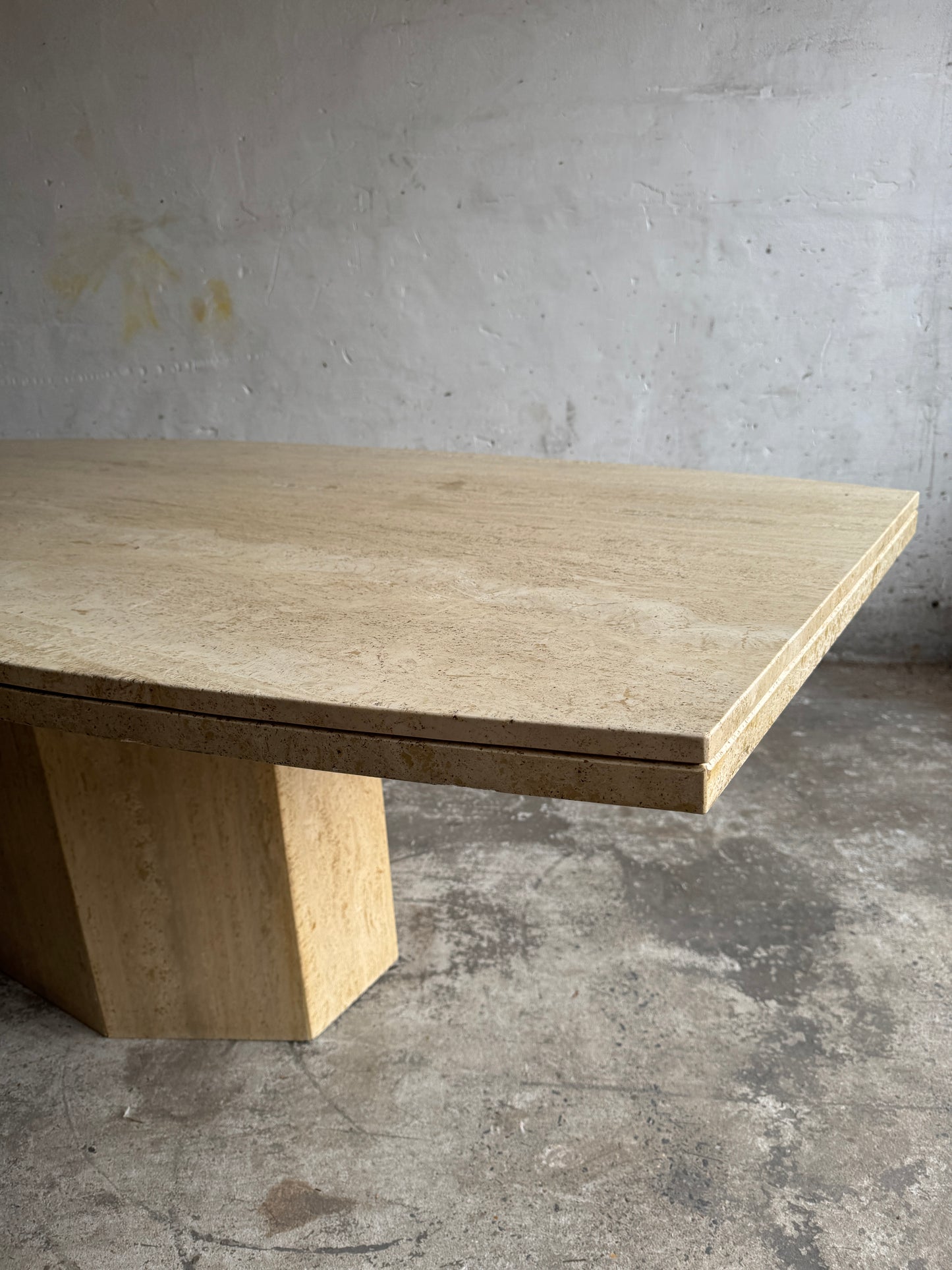 Sculpturale Travertijn Eettafel – Brutalistisch Design uit de Jaren 70