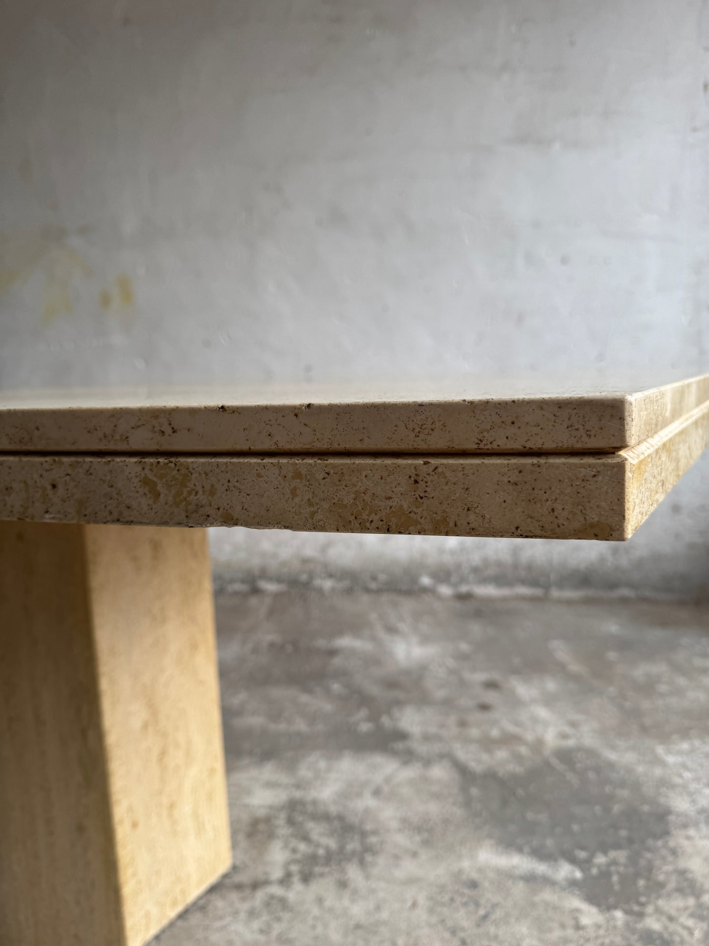 Sculpturale Travertijn Eettafel – Brutalistisch Design uit de Jaren 70