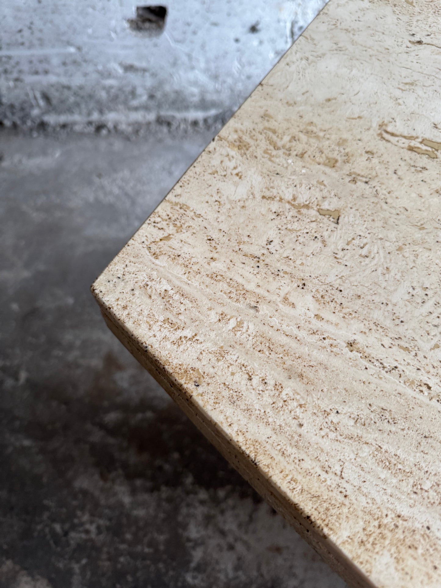 Sculpturale Travertijn Eettafel – Brutalistisch Design uit de Jaren 70