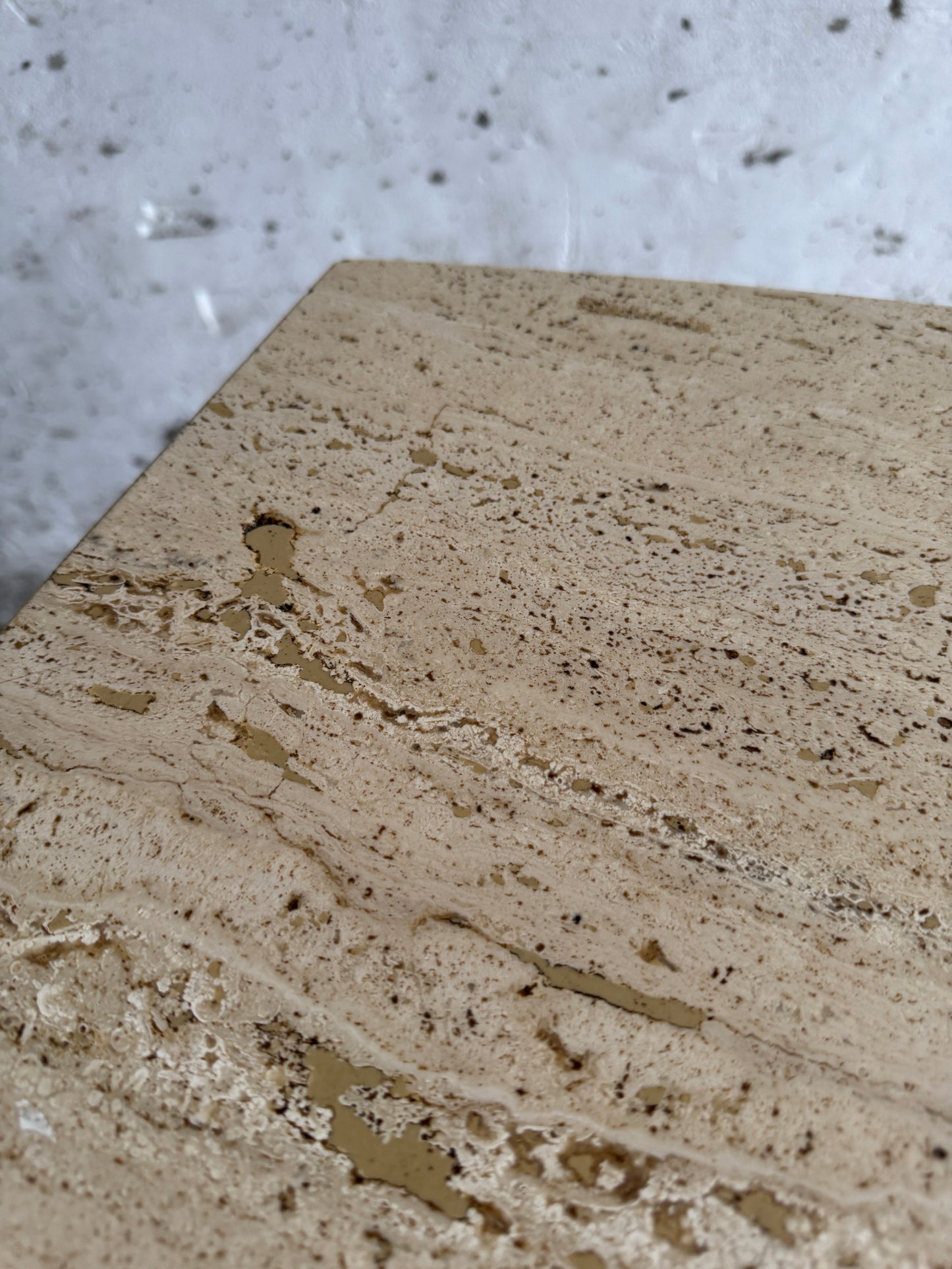 Sculpturale Travertijn Eettafel – Brutalistisch Design uit de Jaren 70