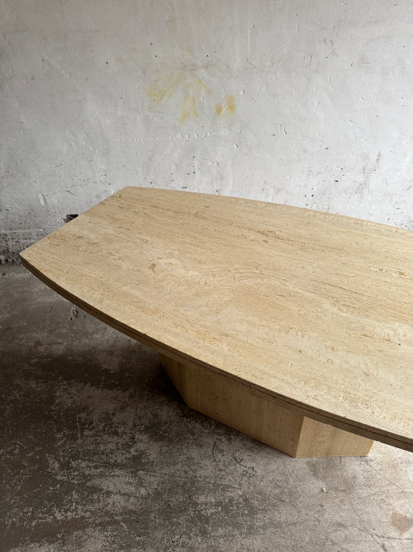 Sculpturale Travertijn Eettafel – Brutalistisch Design uit de Jaren 70