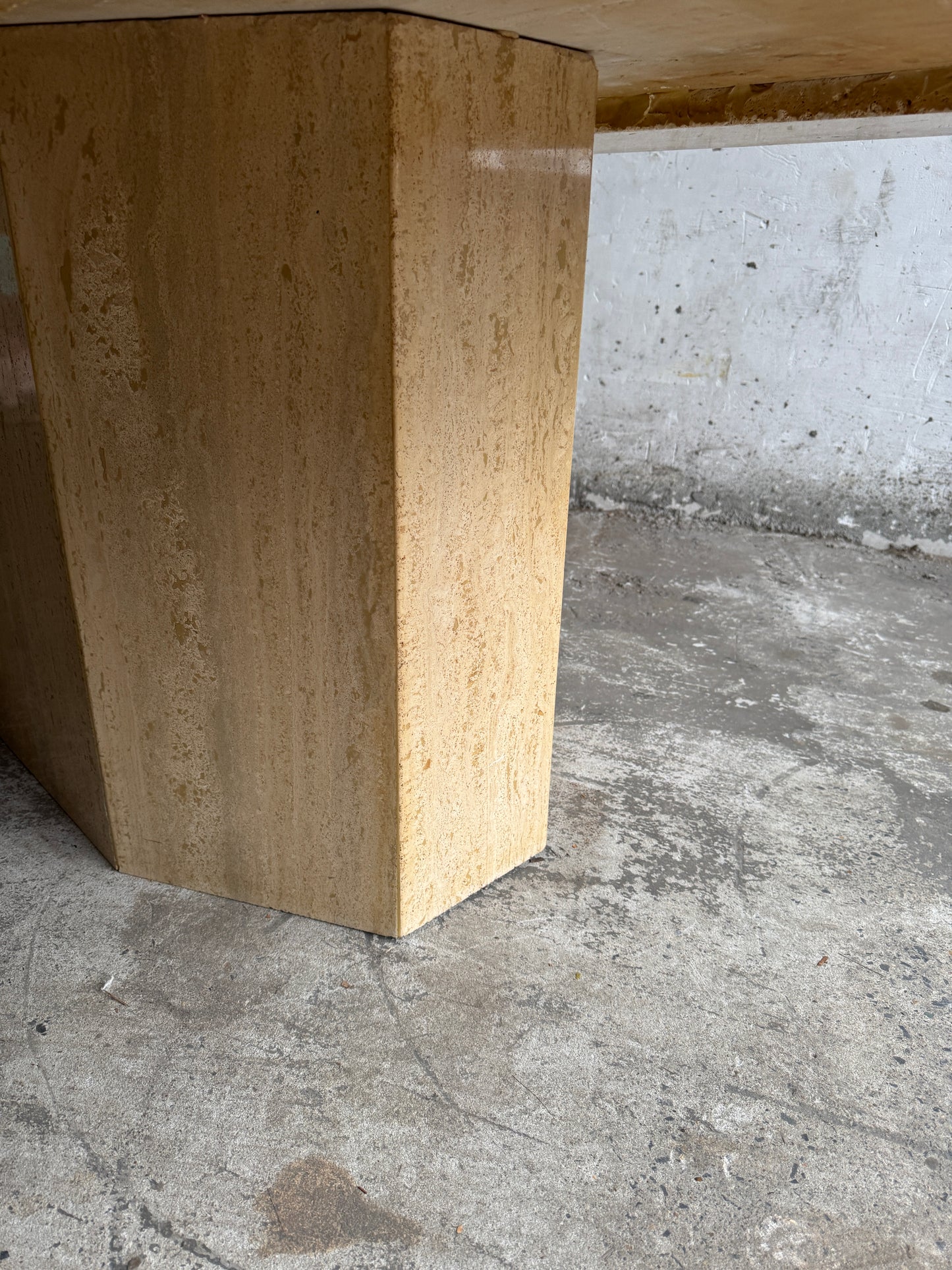 Sculpturale Travertijn Eettafel – Brutalistisch Design uit de Jaren 70