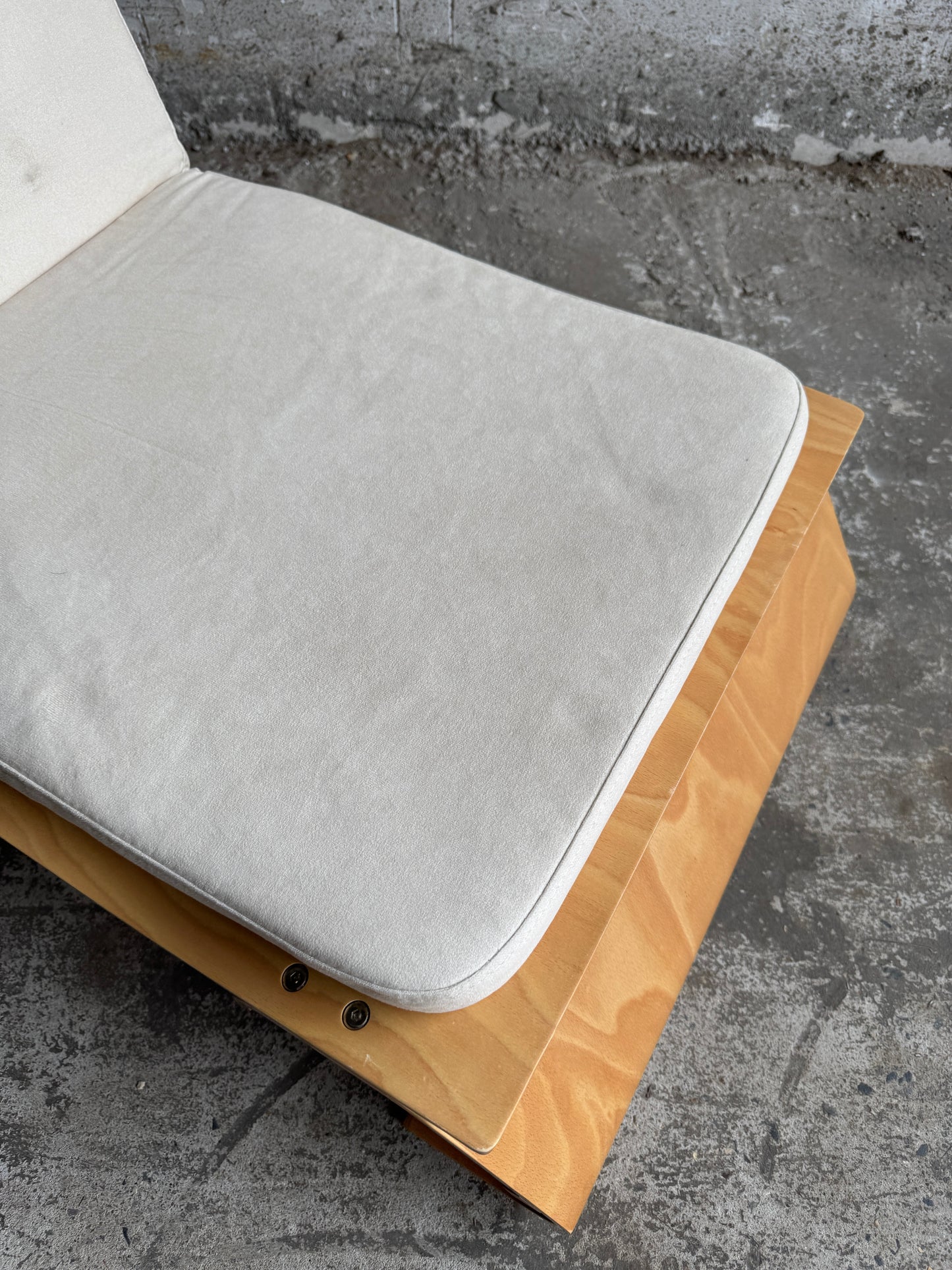 Exclusieve Japanse prototype stoelen (2) van Kibodhi – met futonkussen