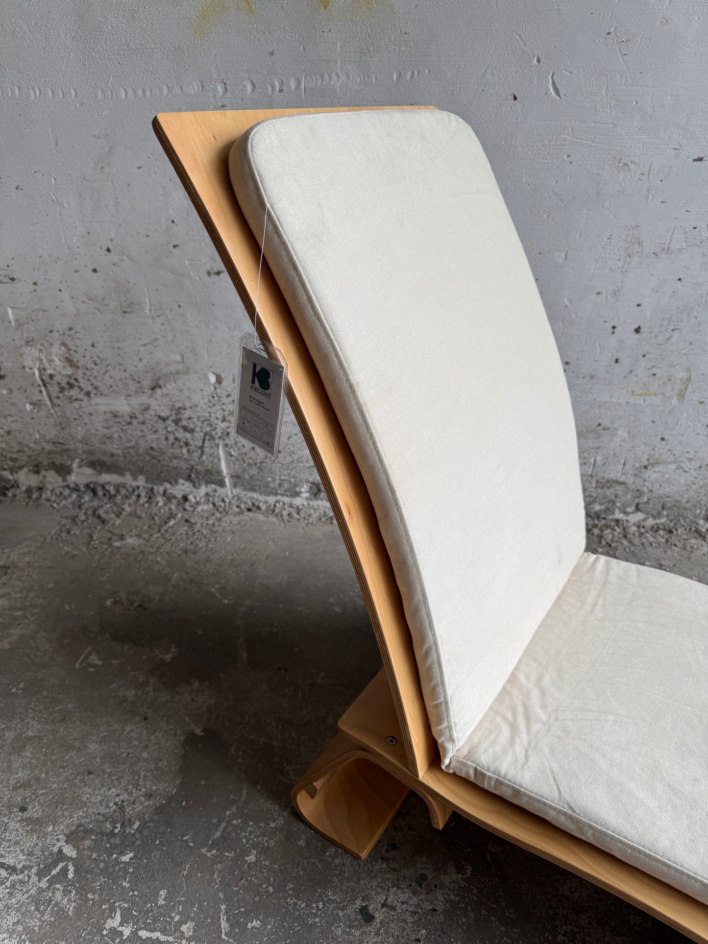 Exclusieve Japanse prototype stoelen (2) van Kibodhi – met futonkussen