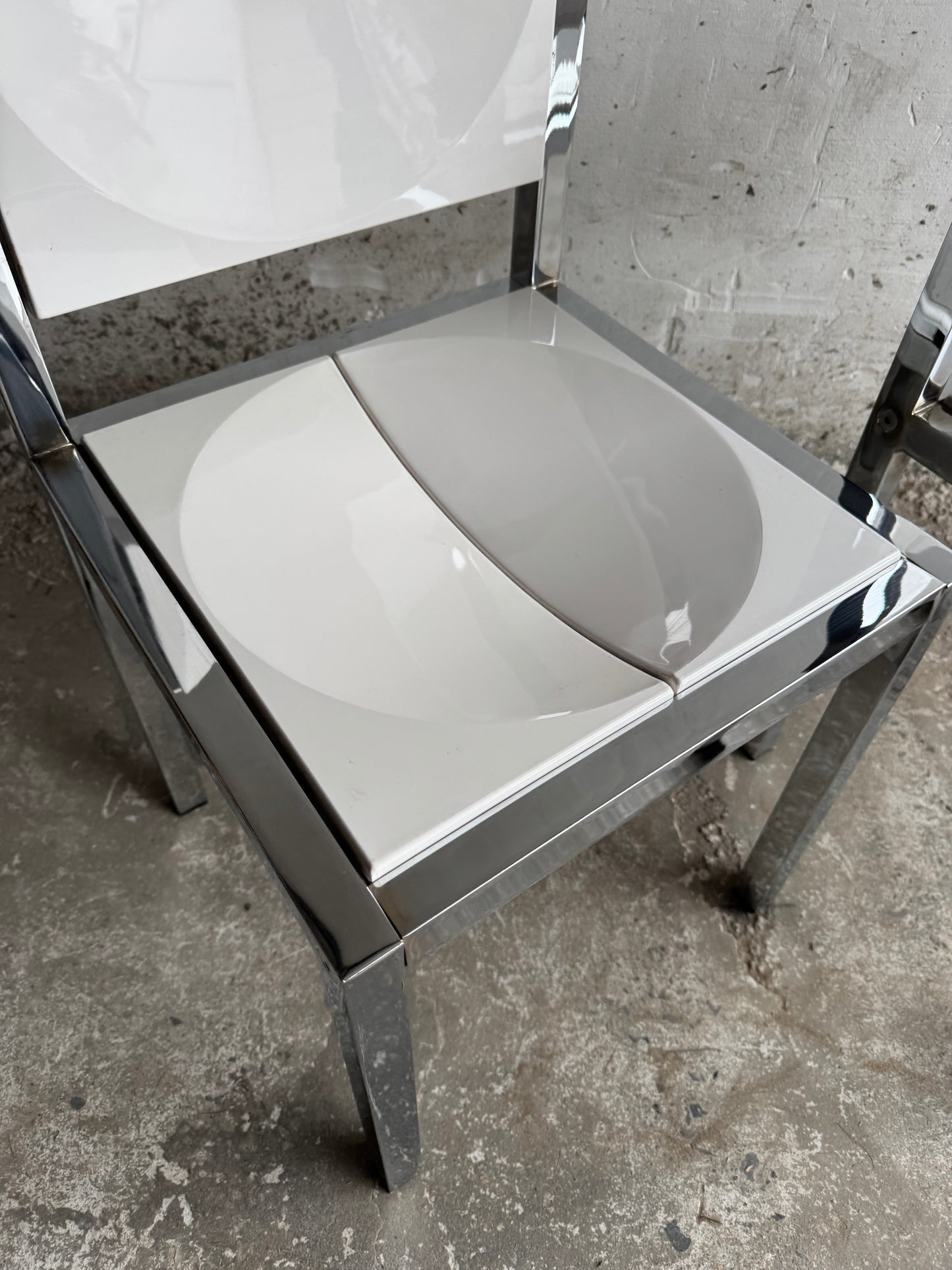 Paar chromen en witte stoelen van Frank Wardle – postmodern design uit de jaren 70