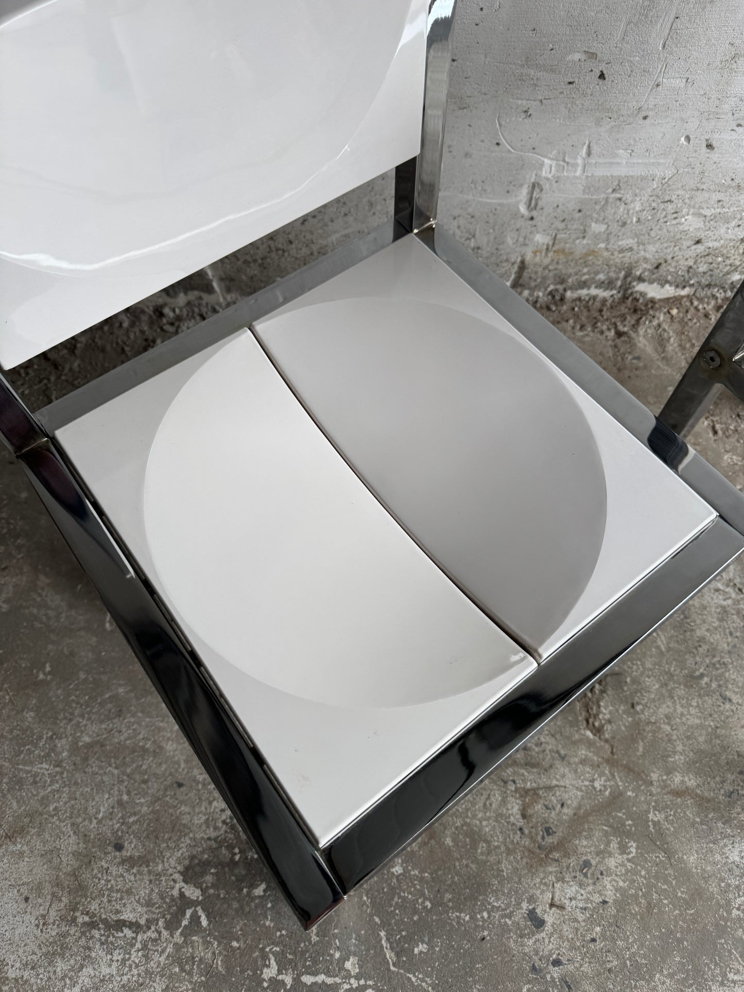 Paar chromen en witte stoelen van Frank Wardle – postmodern design uit de jaren 70