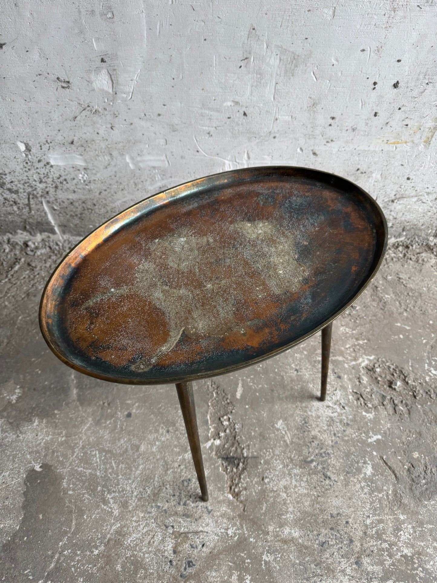 Mid-Century messing driepoot bijzettafel – Italië, jaren 50