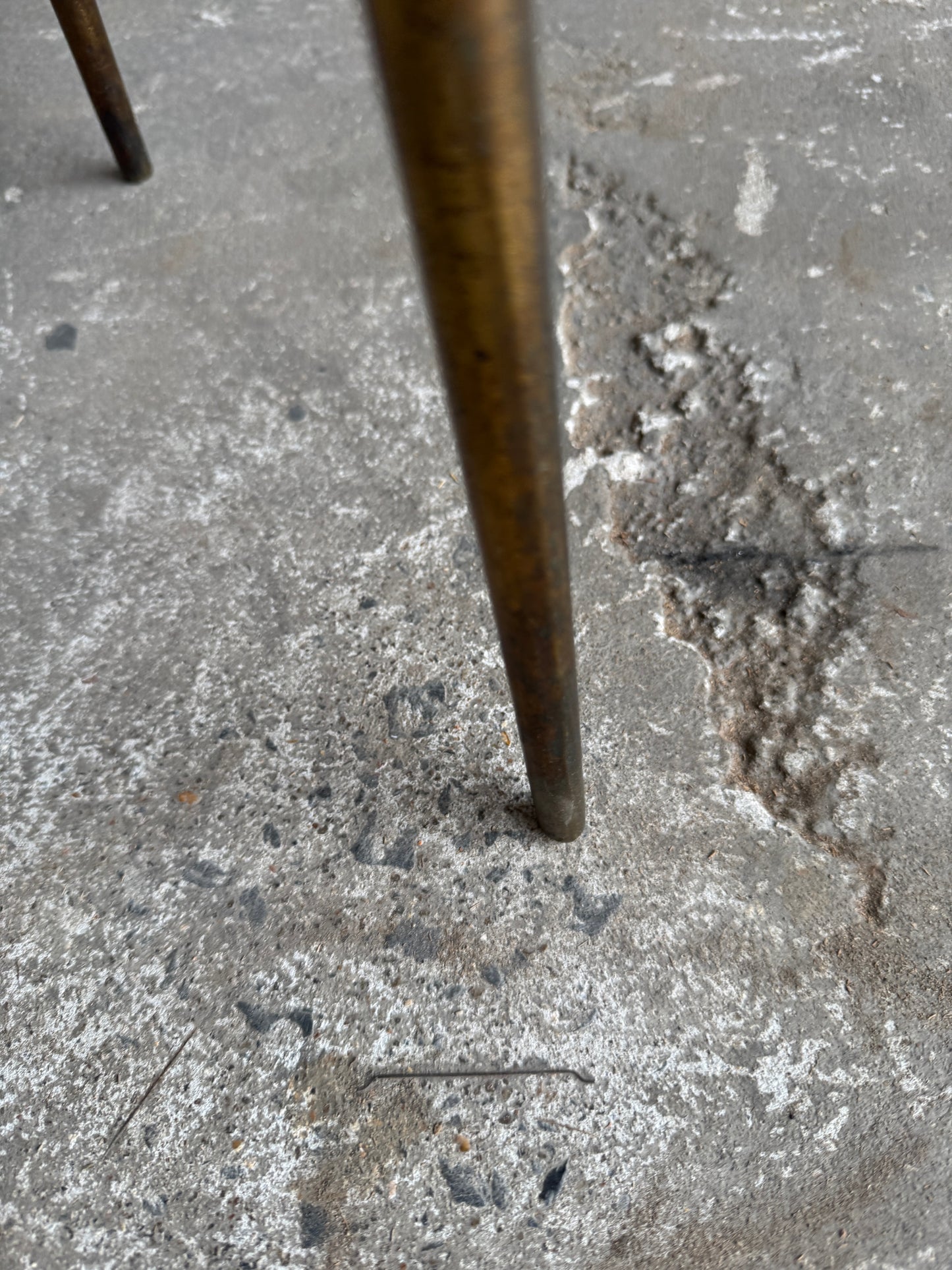 Mid-Century messing driepoot bijzettafel – Italië, jaren 50